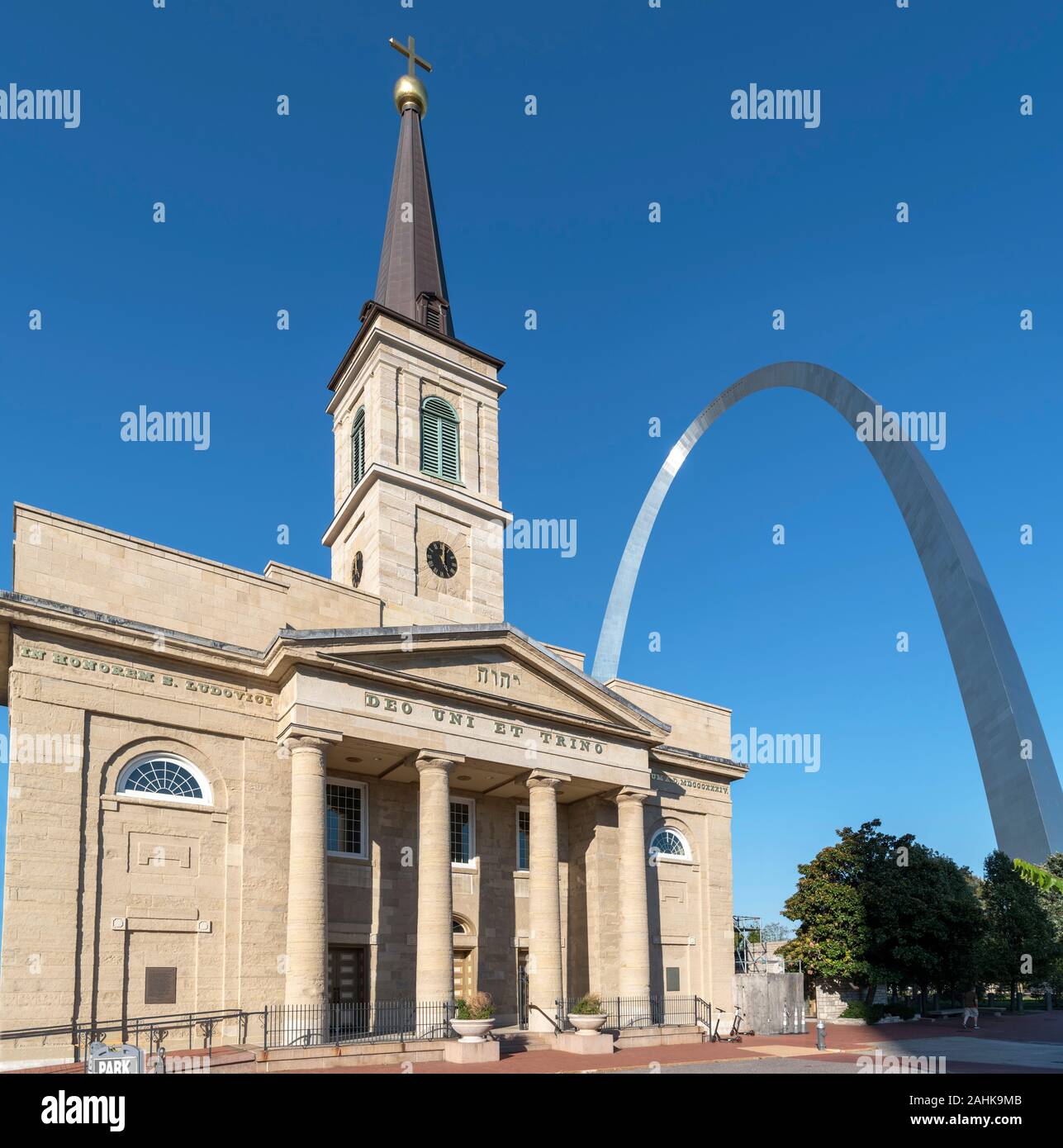 La Catedral Vieja (Basílica de San Luis, rey de Francia) con el Arco Gateway detrás, Saint Louis, Missouri, EE.UU. Foto de stock