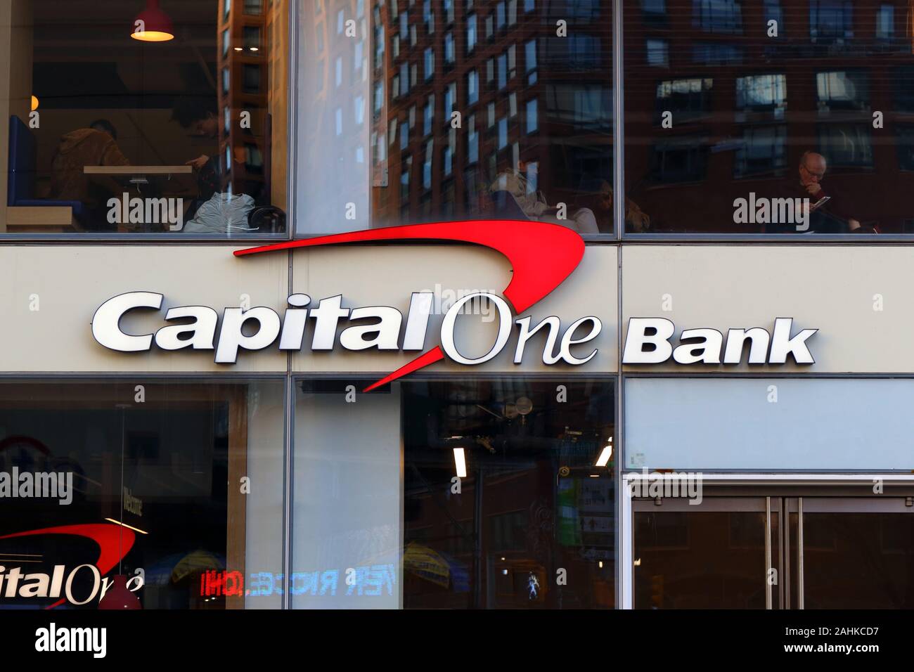 El logotipo de banco Capital One en un edificio de cristal en el vecindario de Union Square de