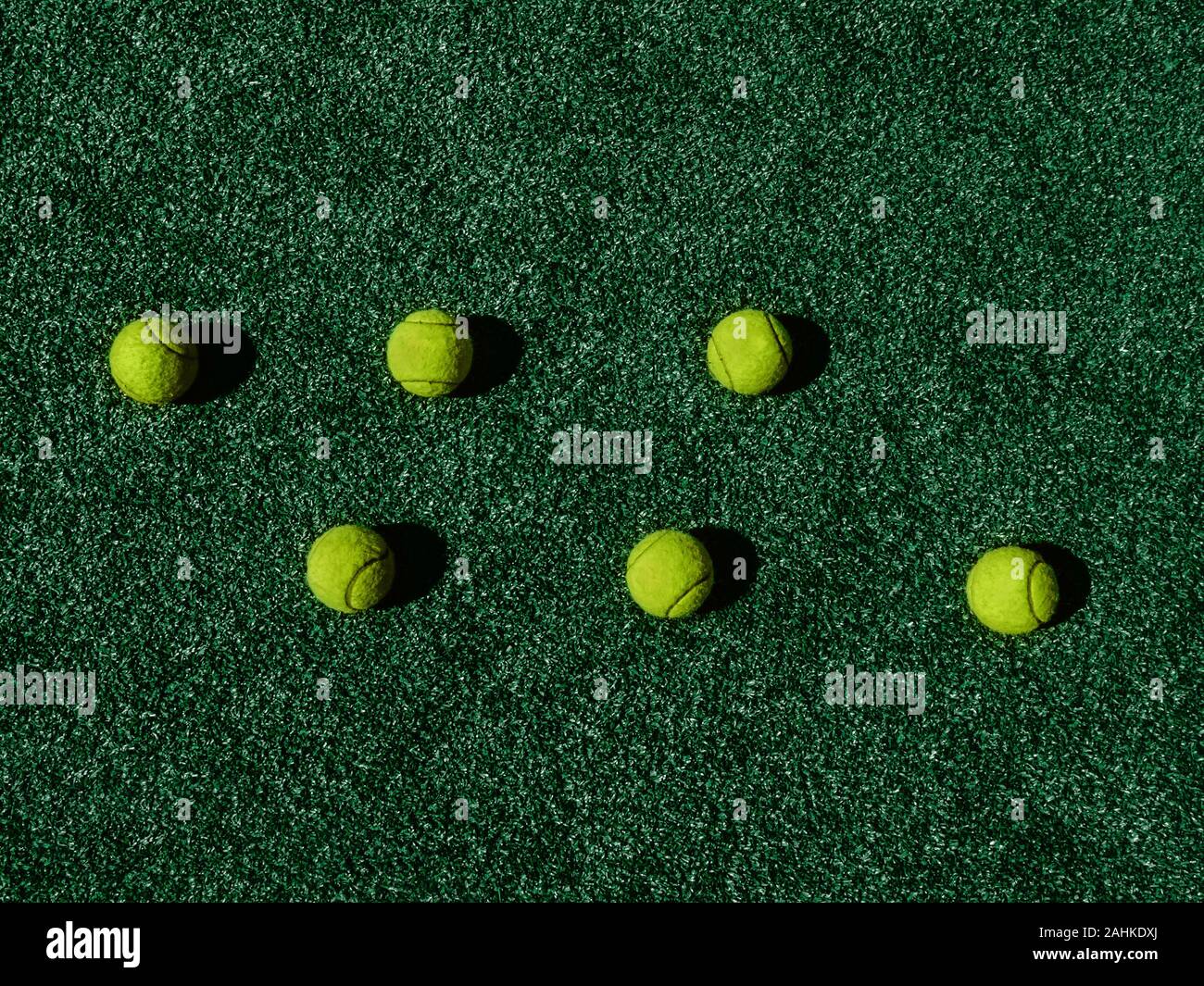 Six tennis balls on tennis court fotografías e imágenes de alta resolución  - Alamy