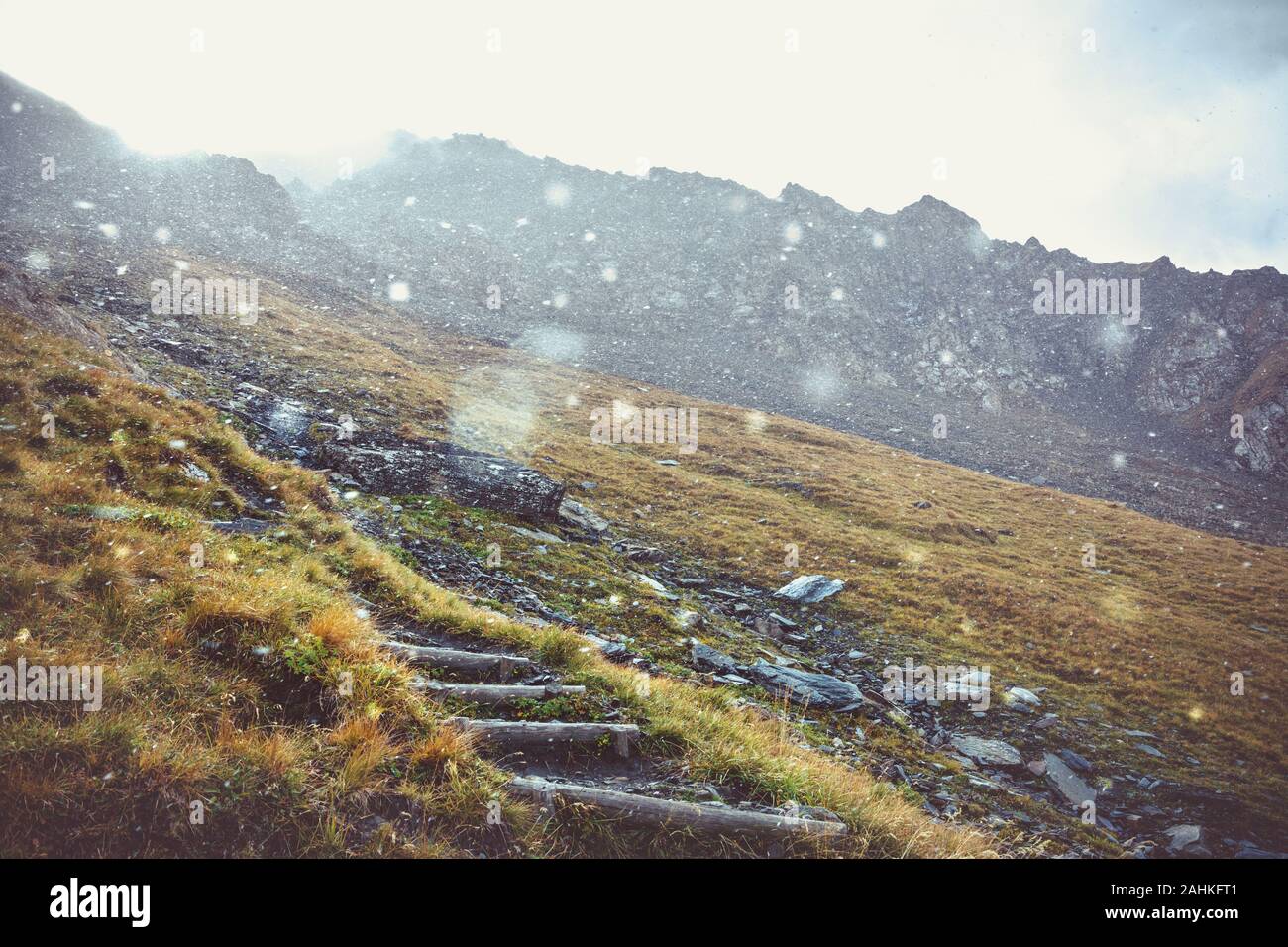 paisaje escénico de otoño con nieve. Valle De Aosta. Italia Foto de stock