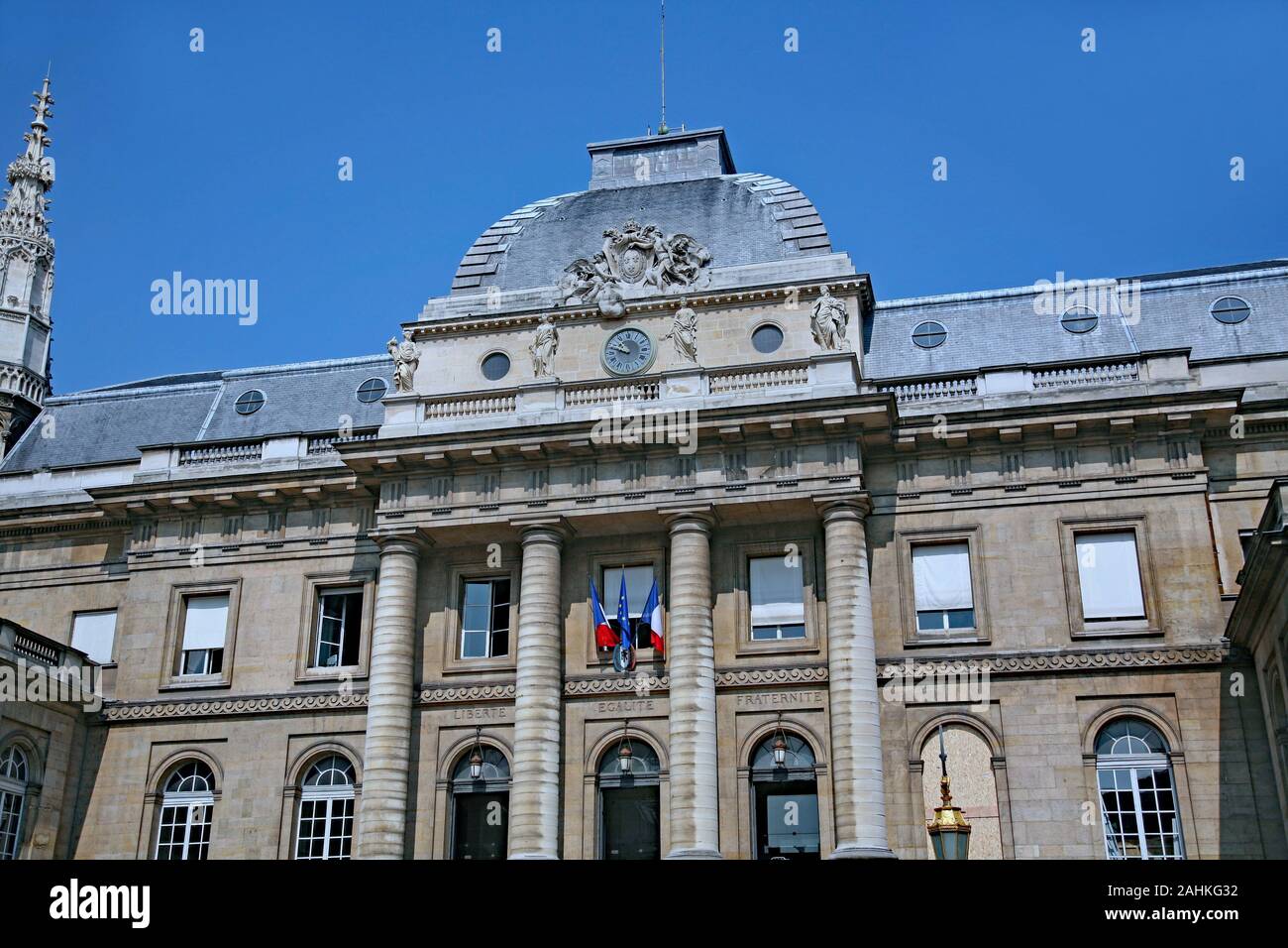 La fachada de estilo barroco del Palacio de Justicia, el palacio de justicia de París Fotografía