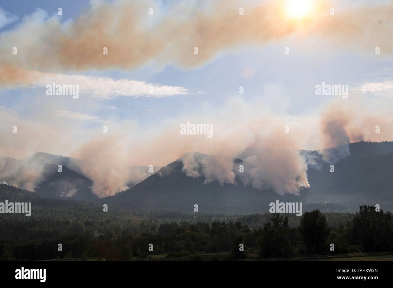 El humo de los incendios forestales que ondea en el cielo Foto de stock