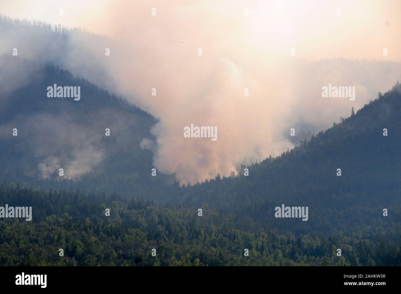 El humo de los incendios forestales que ondea en el cielo Foto de stock