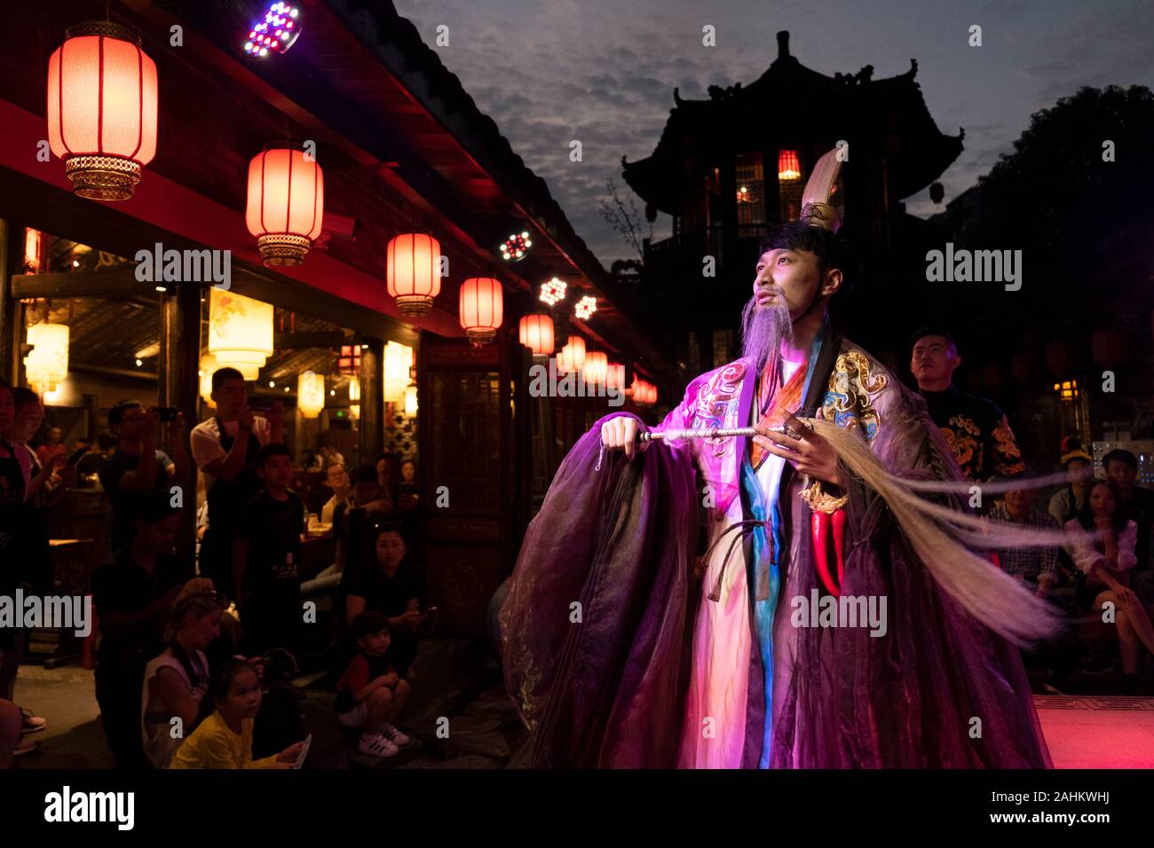 Un intérprete chino en el Camino del Dragón restaurante en Chengdu, China Foto de stock