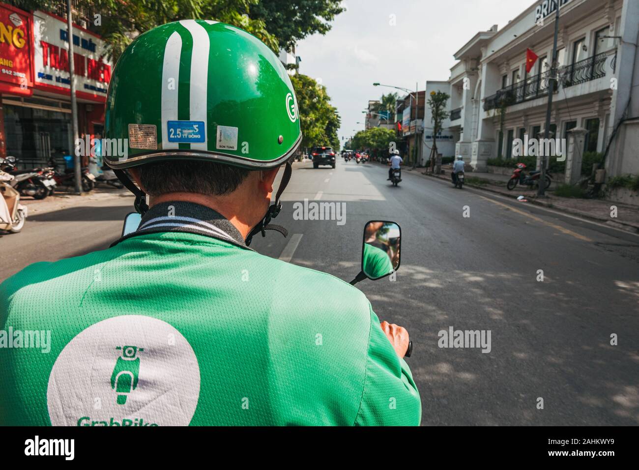 La vista desde la parte trasera de una bicicleta de agarre como el jinete lleva tráfico en Hanoi, Vietnam. Grab es el Sudeste de Asia más populares saludando ride-app Foto de stock