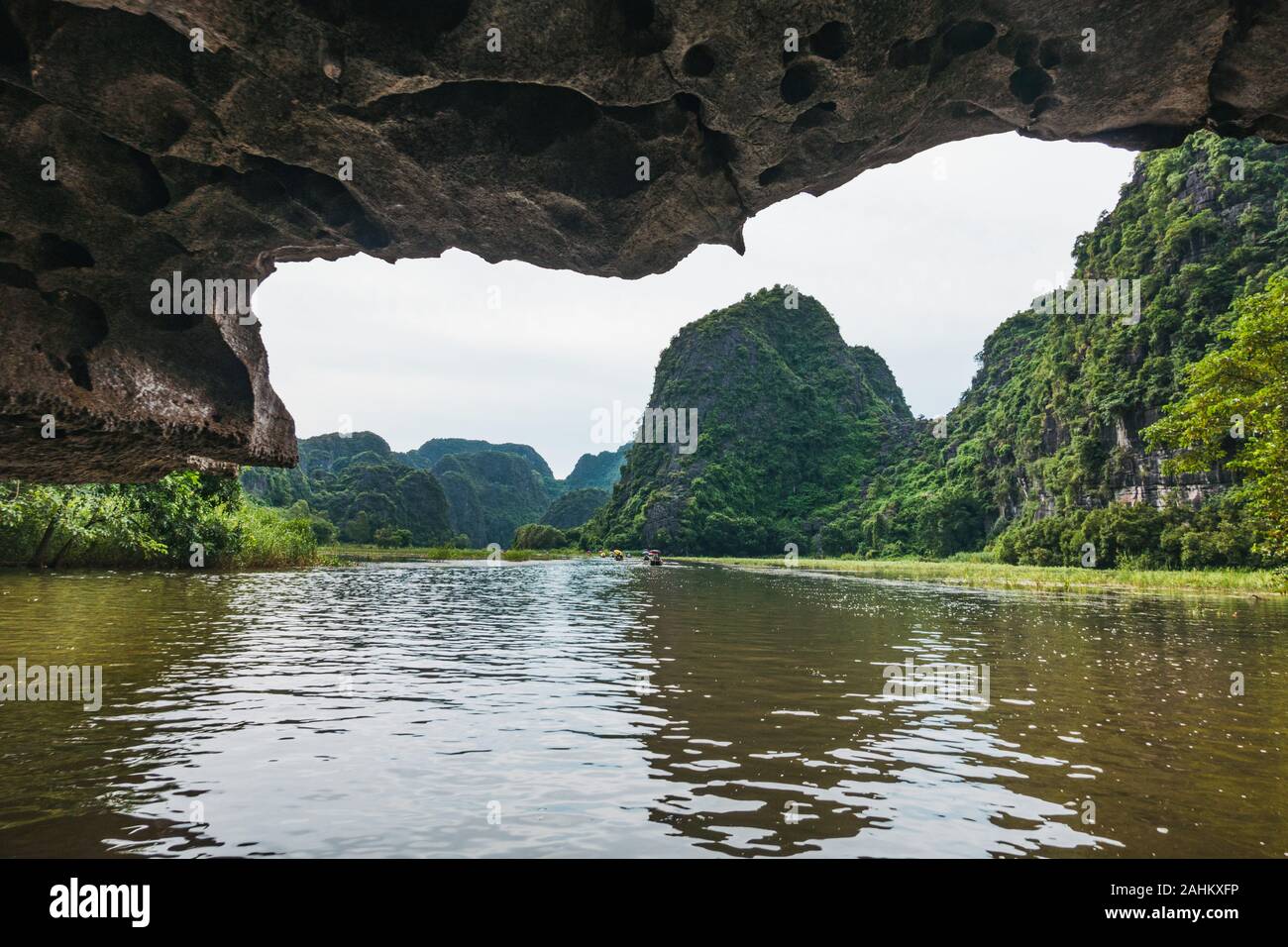 A la deriva en cuevas de piedra caliza en el tour en barco a través de la ONG Río Dong, Tam Coc, provincia de Ninh Binh, Vietnam Foto de stock