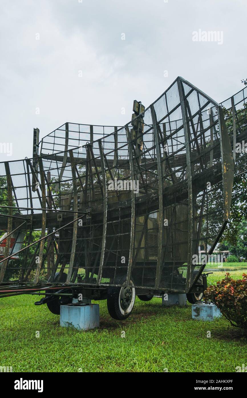 Un radar utilizado para detectar aviones enemigos, utilizado durante la Guerra de Vietnam, en exhibición en el Museo del Aire de Hanoi Foto de stock
