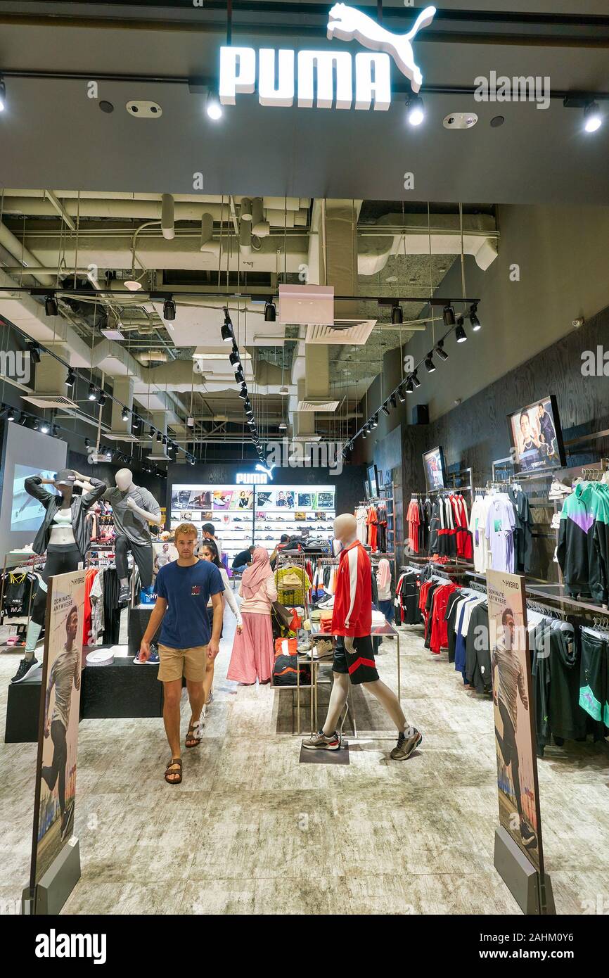 Singapur - Abril 03, 2019: El Puma firmar más entrada de la tienda en un  centro comercial de Singapur Fotografía de stock - Alamy