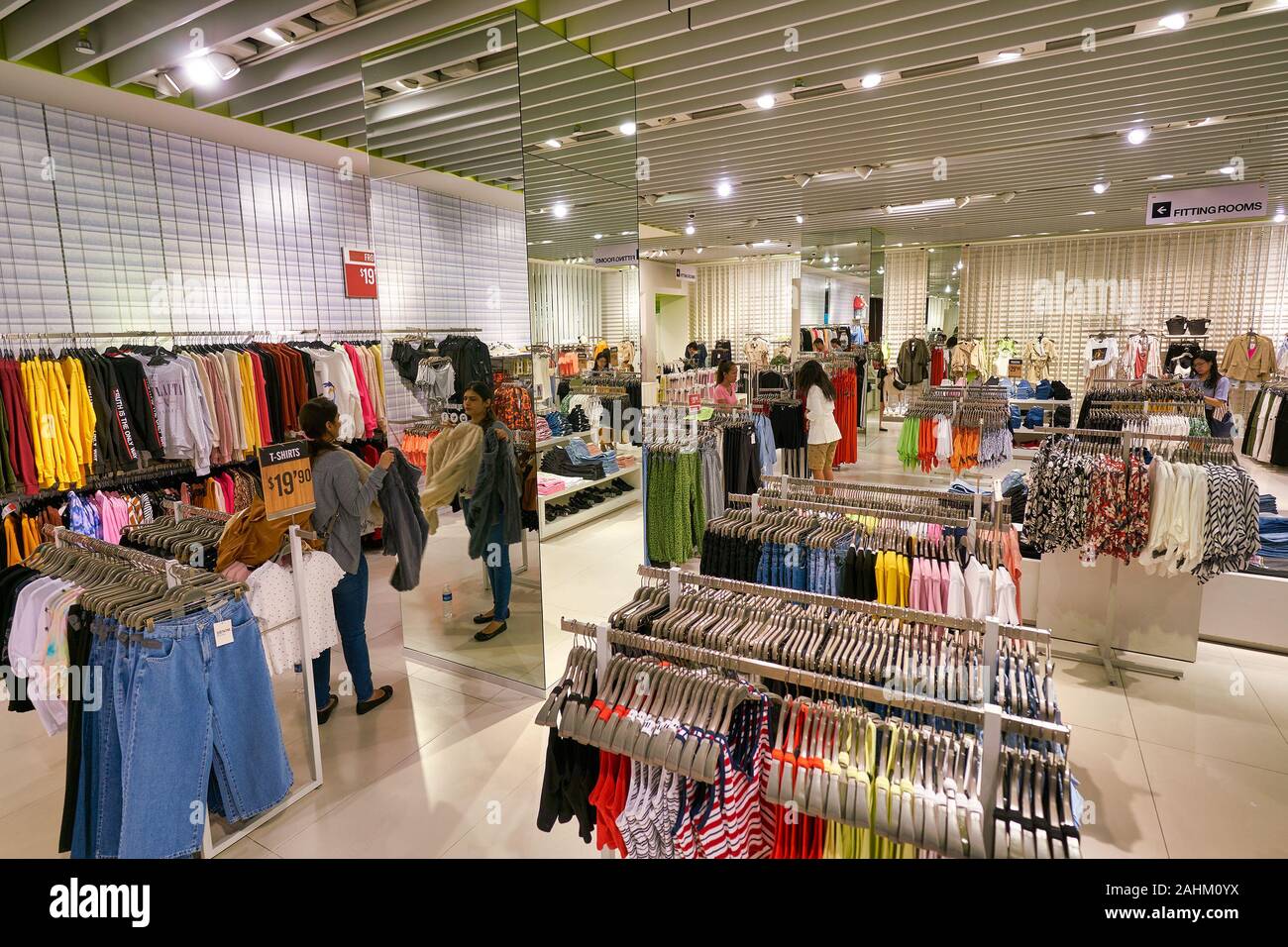Singapur - Abril 03, 2019: interior foto de Bershka en Singapur. Bershka es  una empresa minorista de ropa Fotografía de stock - Alamy