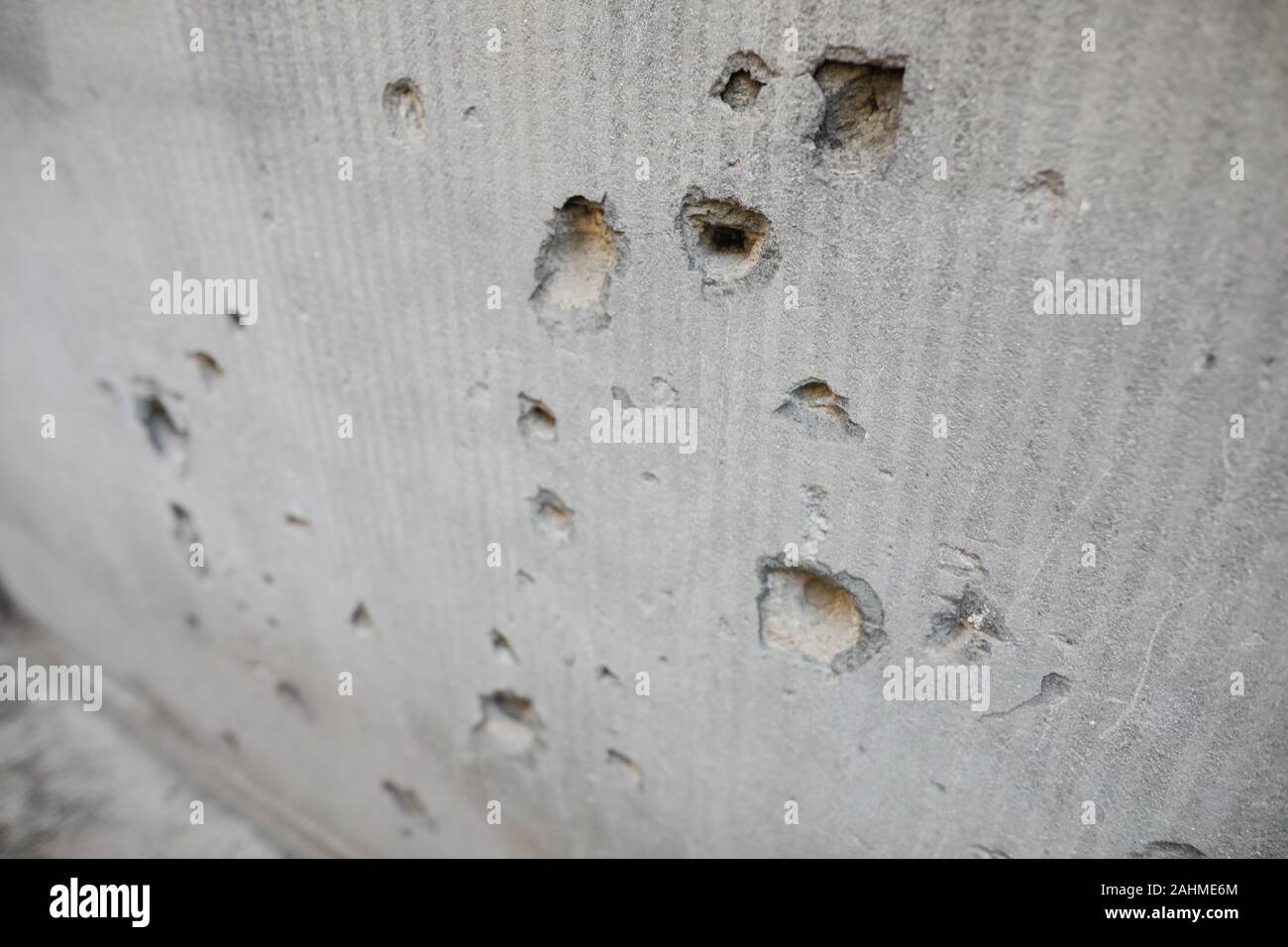Detalles con orificios de bala en la pared desde el rumano contra la revolución comunista de 1989. Foto de stock