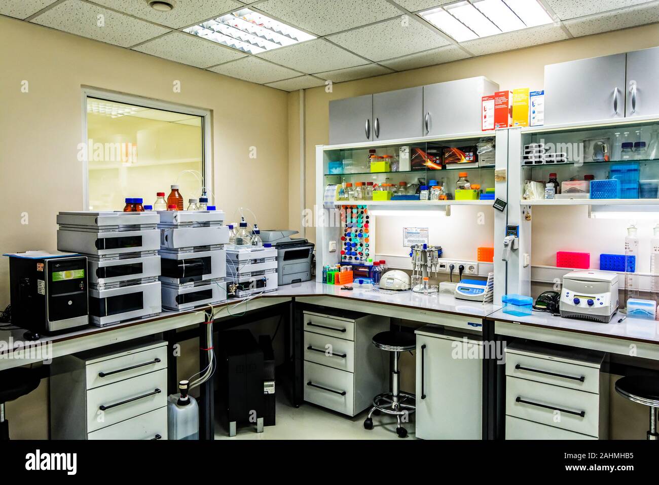 Laboratorio de Investigación. Interior de un moderno laboratorio de investigación química y biológica. Foto de stock