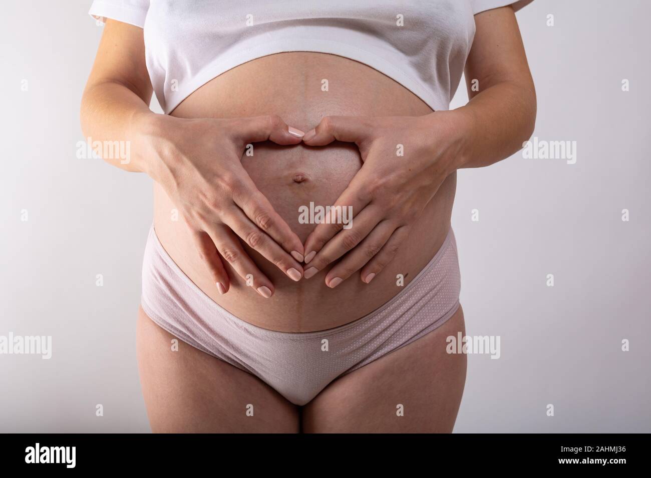 Cerca de un lindo embarazada vientre Foto de stock