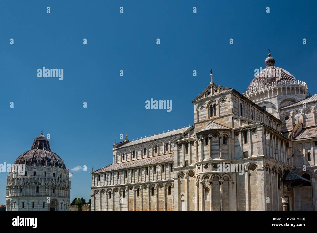 Pisa, Italia - 6 de junio de 2019 : La Catedral de Pisa es una catedral Católica Romana medieval dedicada a la asunción de la Virgen María, en la Piazza dei M Foto de stock