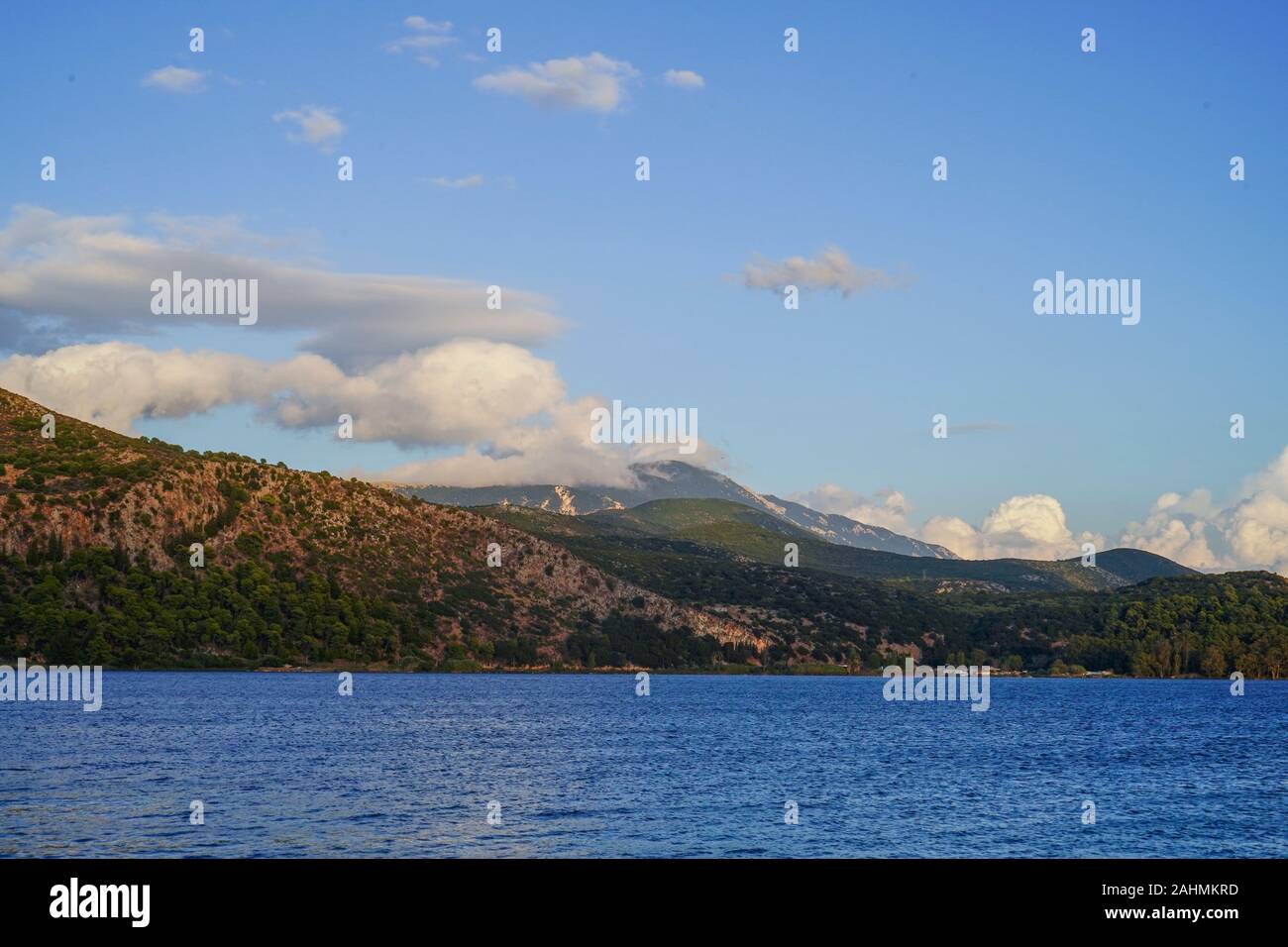 De Bosset Bridge (antiguamente Drapano Bridge) es un puente de piedra construido en 1813 sobre la bahía de Argostoli en Kefalonia. En 689.9 metros de altura, es el más largo Foto de stock