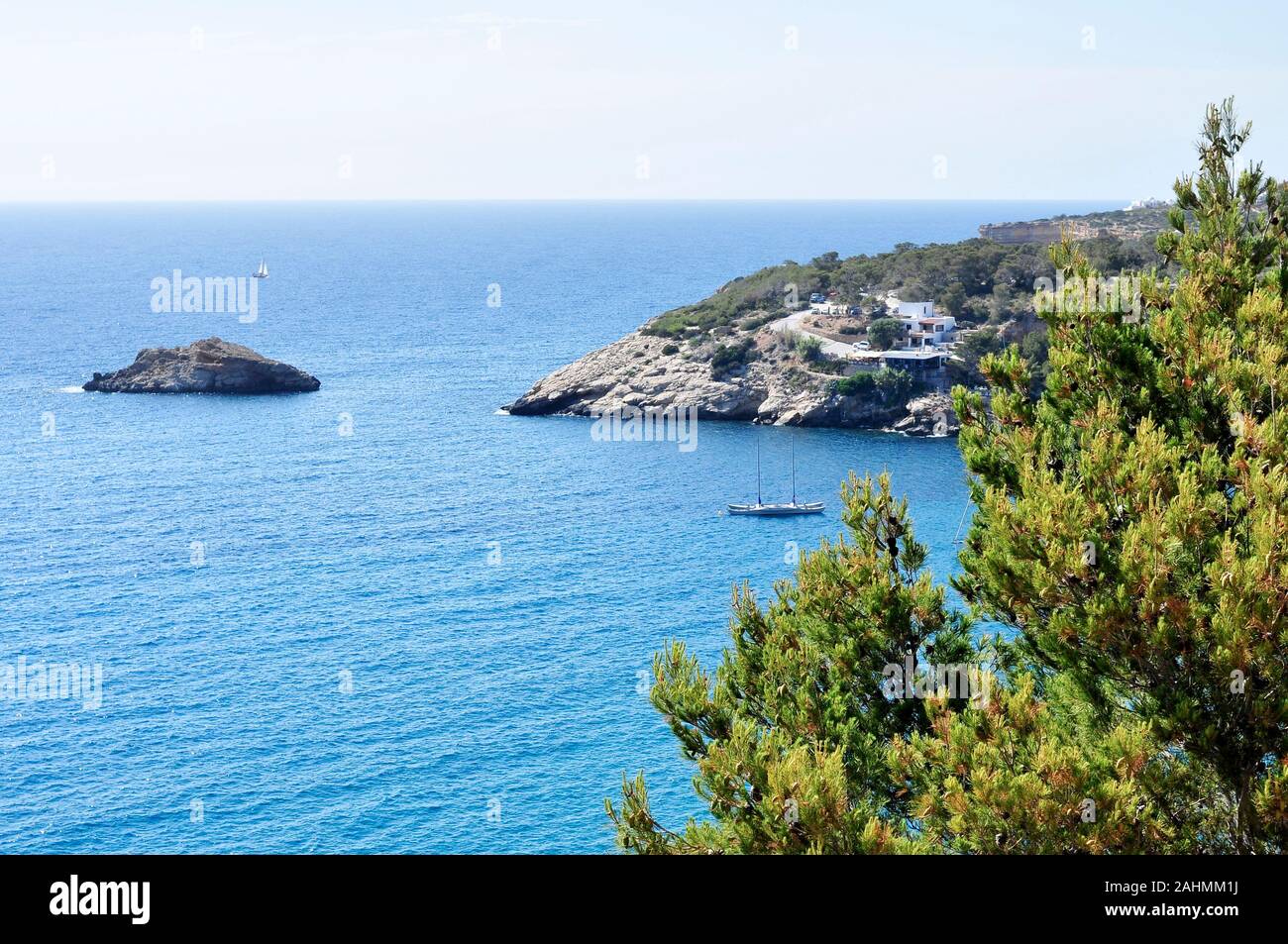 Una vista del mar Mediterráneo en la playa de Cala Vedella en Sant Josep de Sa Talaia, en Ibiza, Islas Baleares, España Foto de stock