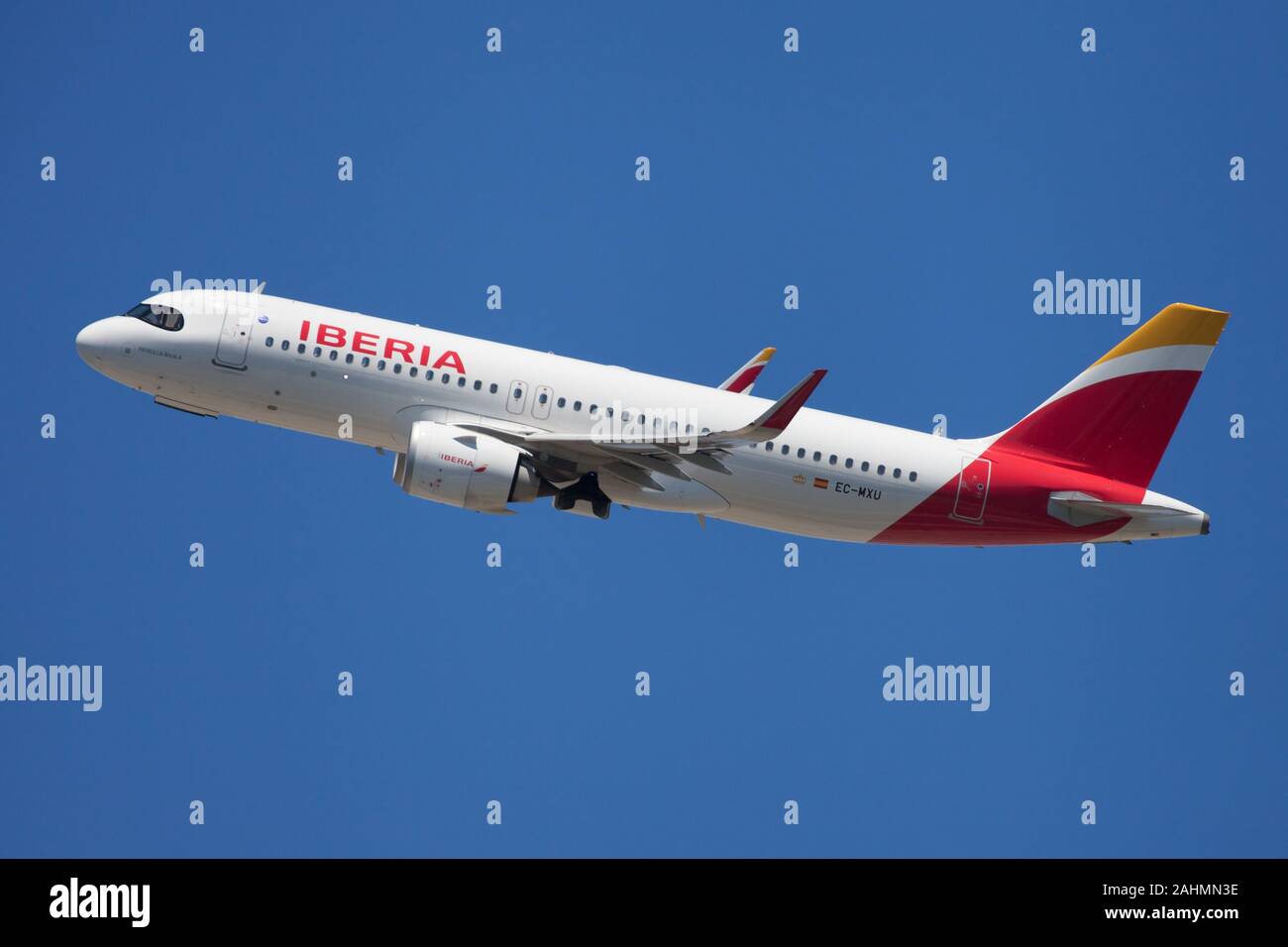 Barcelona, España - 02 de junio, 2019: Iberia Airbus A320neo de despegar del aeropuerto de El Prat en Barcelona, España. Foto de stock