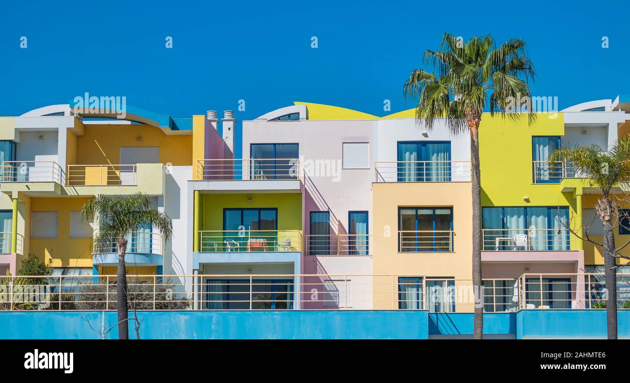 Colores pastel postmoderno bloques de apartamentos de vacaciones en Albufeira Marina Foto de stock