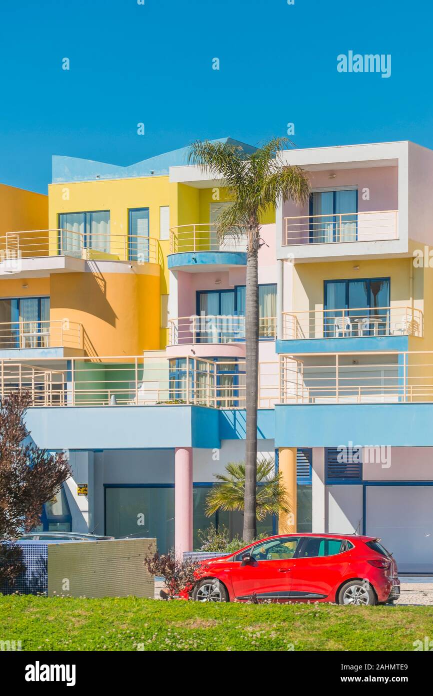 Colores pastel postmoderno bloques de apartamentos de vacaciones en Albufeira Marina Foto de stock