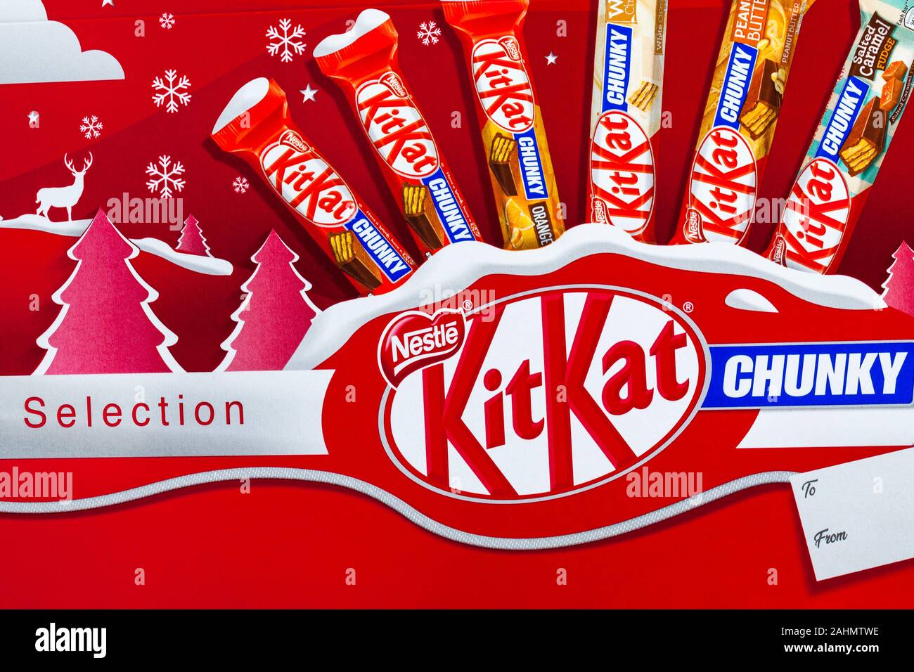 Caja de Nestlé KitKat selección chunky para Navidad - sabores - mantequilla  de cacahuete, naranja, blanco, sabor salado fudge de caramelo sabor sabores  Fotografía de stock - Alamy