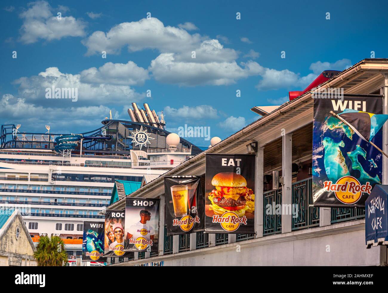 Hard Rock Cafe en Nassau con MSC Cruceros en segundo plano. Foto de stock