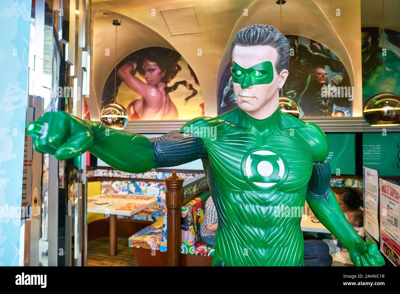 Singapur - CIRCA abril, 2019: Primer plano de Linterna Verde estatua de  tamaño real en la pantalla de DC Comics Super Heroes Cafe en el Shoppes en  Marina Bay Fotografía de stock - Alamy