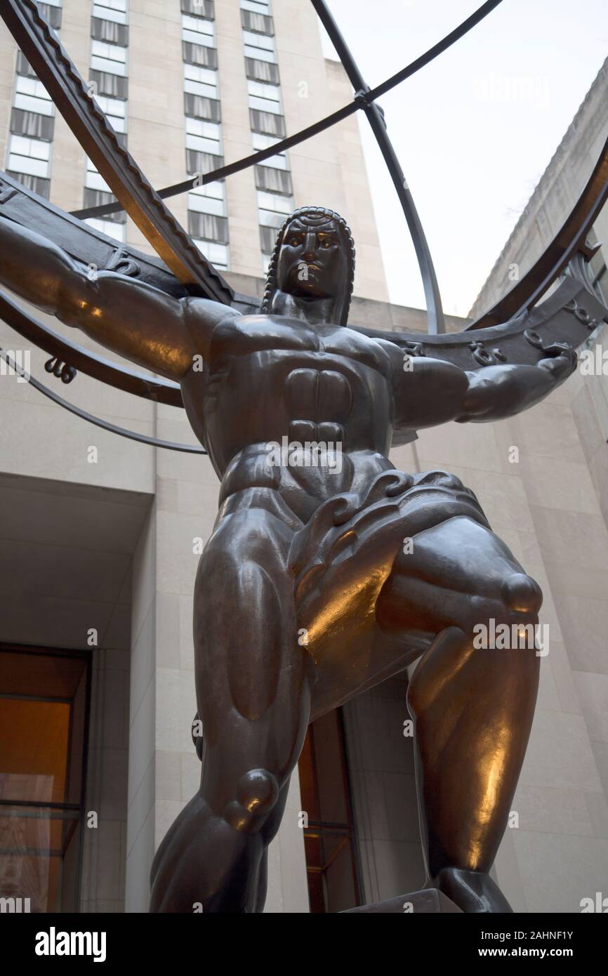Estatua de Atlas Internacional ubicado en el patio del edificio Rockefeller Plaza, la ciudad de Nueva York, Nueva York, EE.UU. Foto de stock