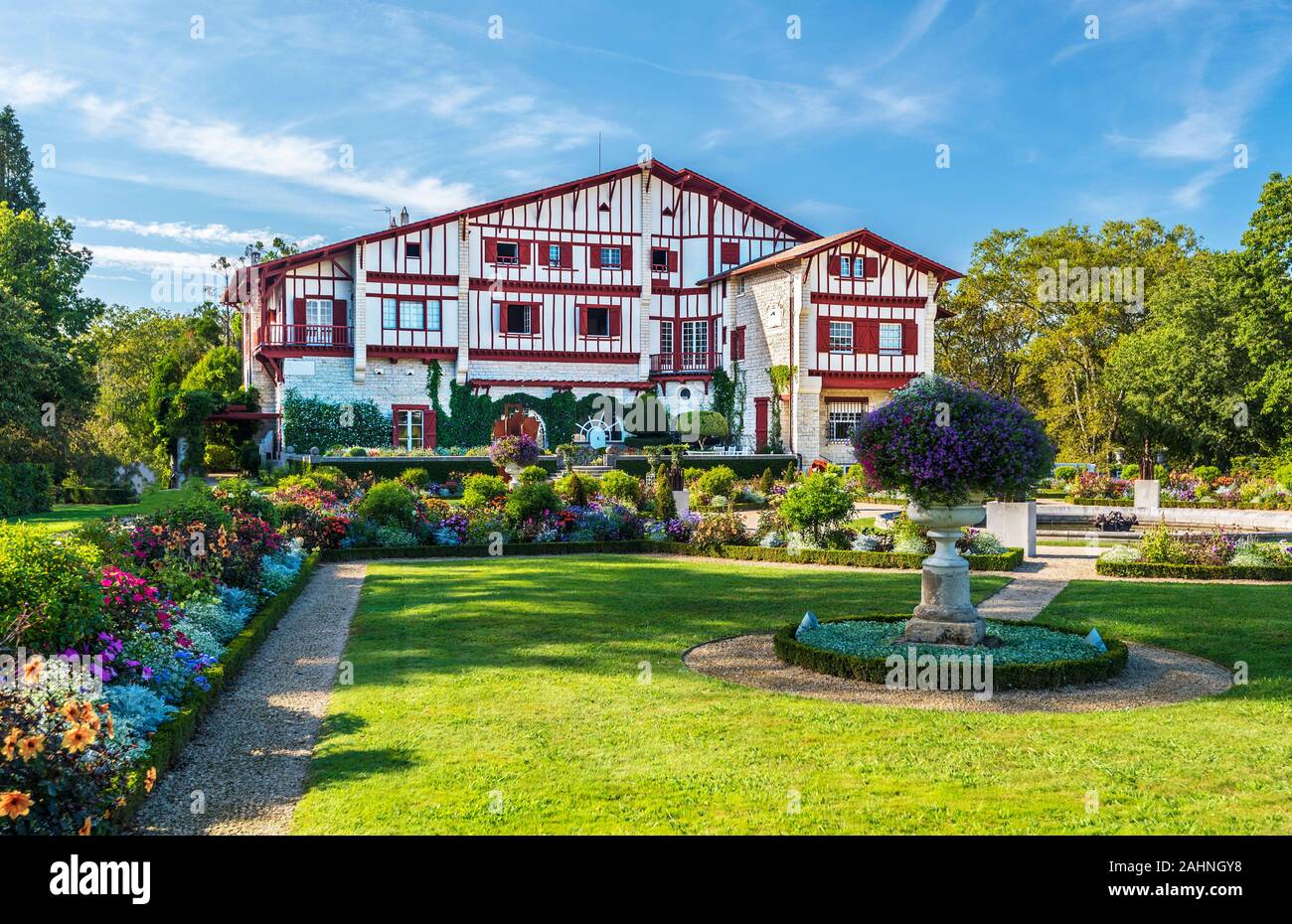Fachada oriental de Villa Arnaga en Cambo-les-Bains, típica casa de estilo vasco neo en Pirineos franceses. Foto de stock