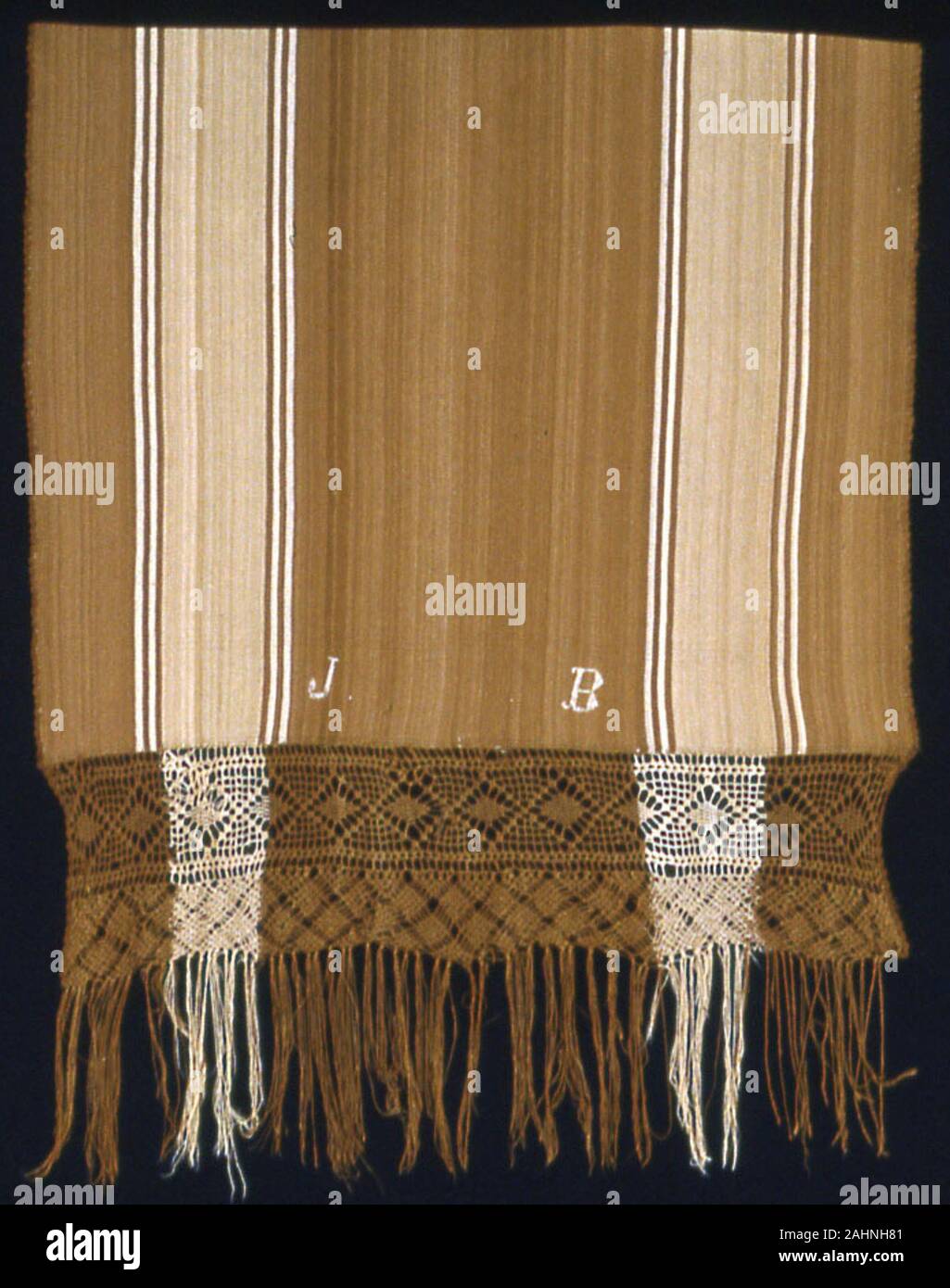 Aymara. Bufanda ceremonial (bufando o ufanta). 1850-1900. Bolivia. De lana  y algodón, urdimbre-enfrenta ligamento tafetán bordado con puntos de sutura  transversal; adjunta de canteado y bordes de ganchillo en terminación  anudado cortar