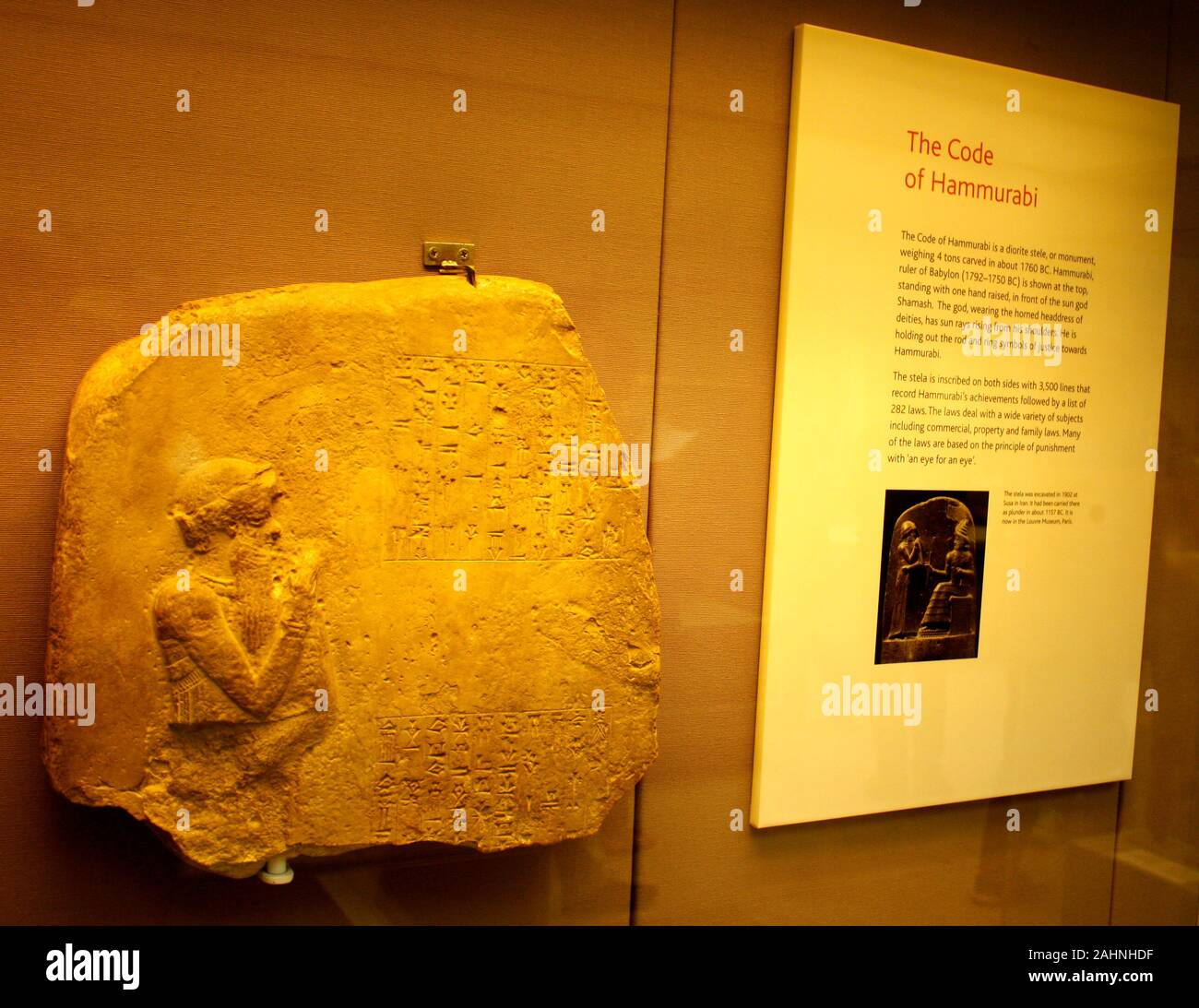 El Código de Hammurabi es un bien preservado código babilónico de la ley de la antigua Mesopotamia. Muestra en el Museo Británico Foto de stock