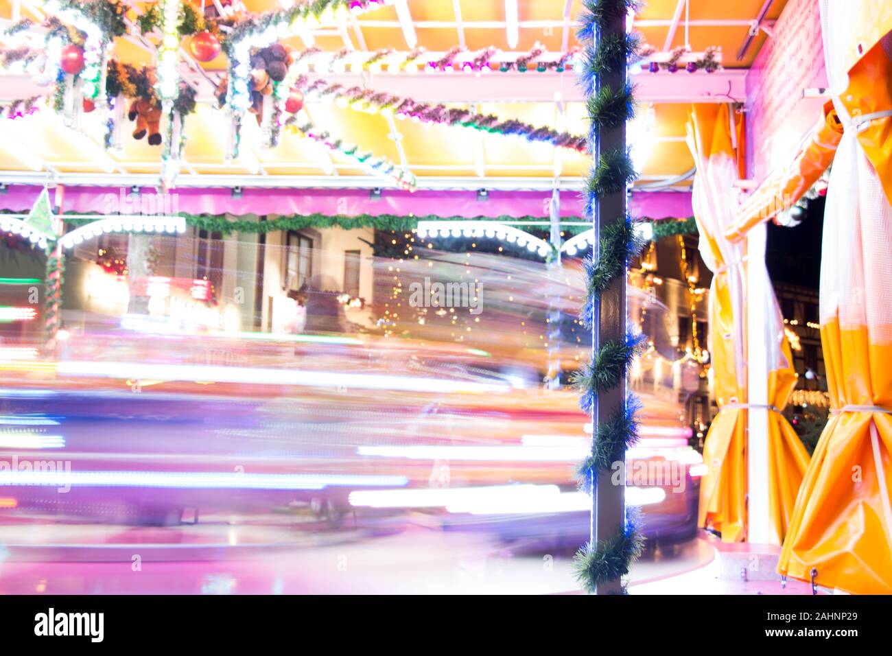 Carrusel de colores en el parque de atracciones tomada con una velocidad de obturación lenta Foto de stock