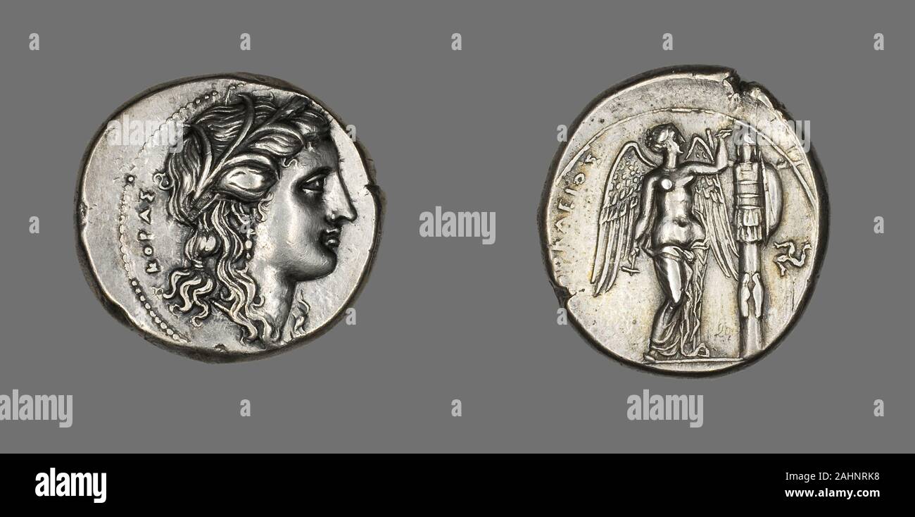 El griego antiguo. Tetradrachm (Moneda) que representa a la diosa  Perséfone. 310 BC-307 BC. Syracuse. Anverso plata Jefe de Perséfone a  derecha; corona de Nike grainReverse semidesnudas sosteniendo un martillo y  mirando