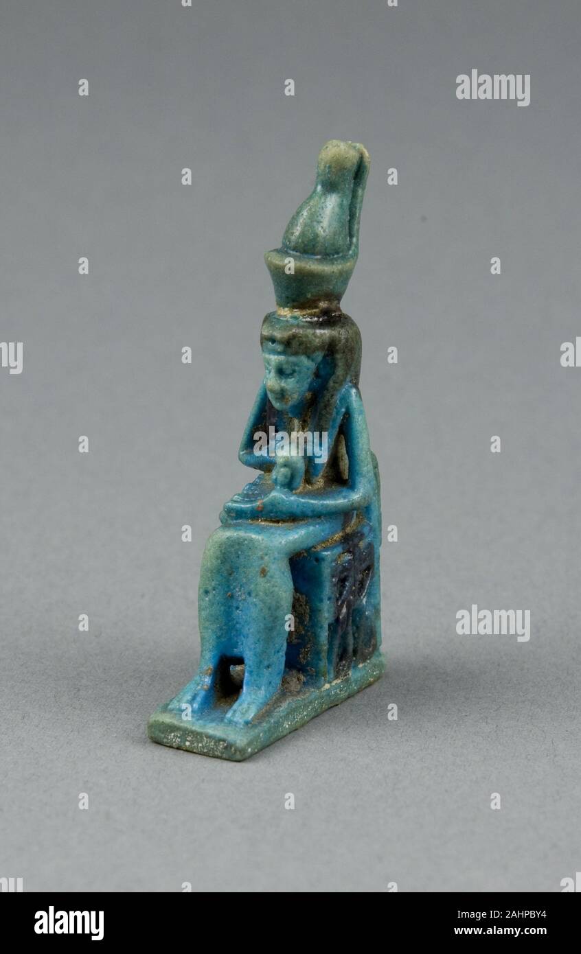 El antiguo egipcio. Amuleto de Mut con Khonsu. 1070 BC-332 BC. Egipto. Isis de loza, mostrado a menudo amamanta a su hijo Horus, simbolizó la maternidad. Ella también tenía el poder tocure las mordeduras de serpientes y picaduras de escorpiones, peligros comunes en Egipto. Amuletos Isis-Horus se volvió especialmente popular en el período Ptolemaico. Foto de stock