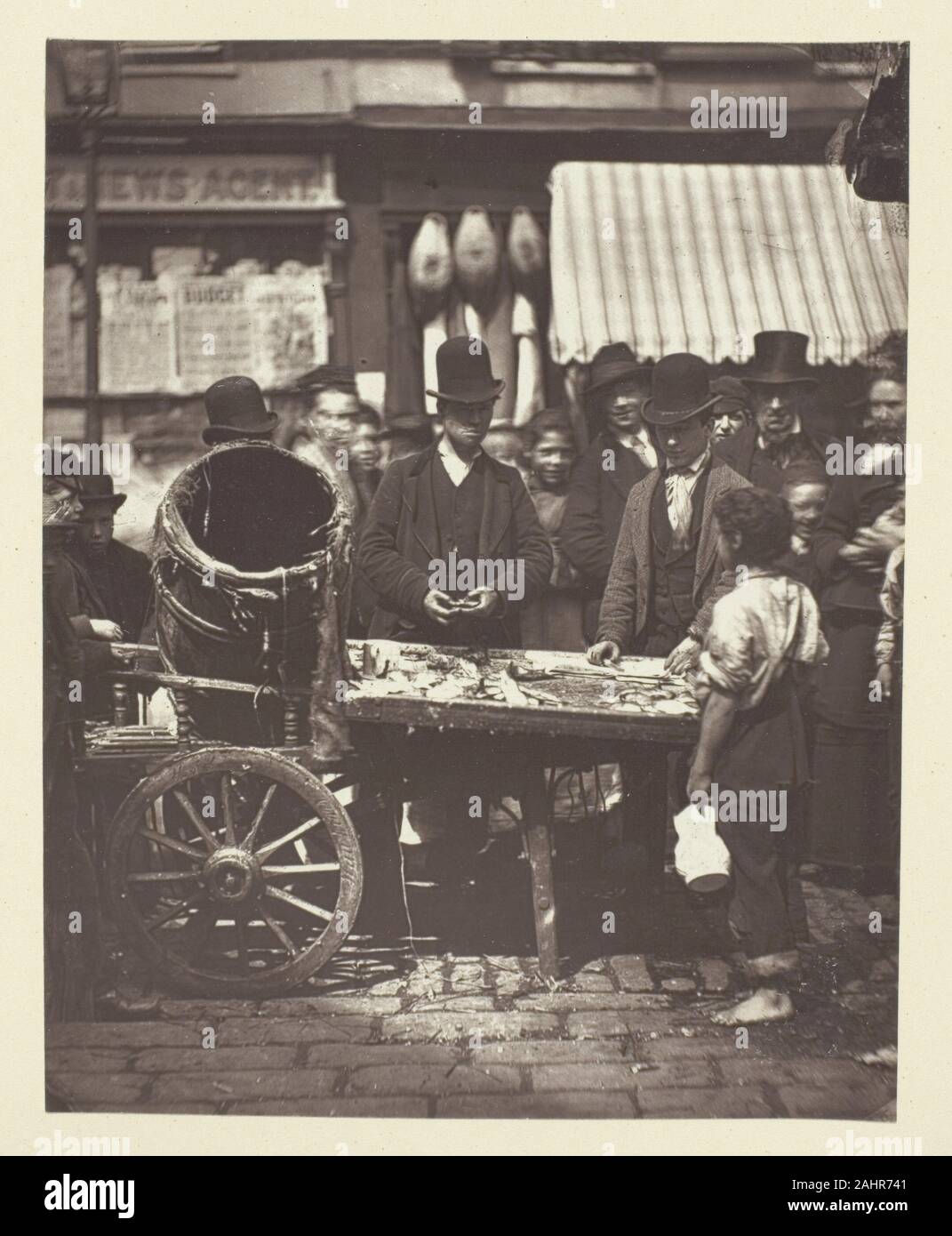 John Thomson (Fotógrafo). Pescado barato de St. Giles. 1881. Escocia.  Woodburytype, placa 6 en el libro de incidentes callejeros (1881 Fotografía  de stock - Alamy