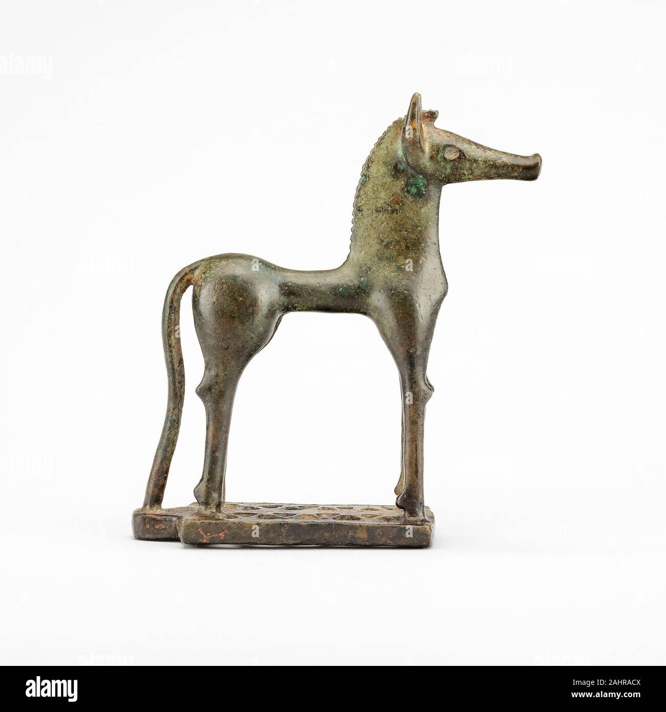 El griego antiguo. Estatuilla de un caballo. 750 BC-730 BC. Esta pequeña estatuilla de bronce fue creado en Grecia alrededor de la época de los primeros juegos olímpicos. Se hizo como un regalo para un devocional dios y probablemente fue depositado en un sitio religioso. Regalos devocional adopta muchas formas, pero estatuillas de caballos fueron especialmente populares porque las criaturas eran símbolos de la opulencia. Tras la preferencia estilística de la época, el escultor utiliza unas cuantas formas sencillas para captar la esencia de su sujeto. Foto de stock