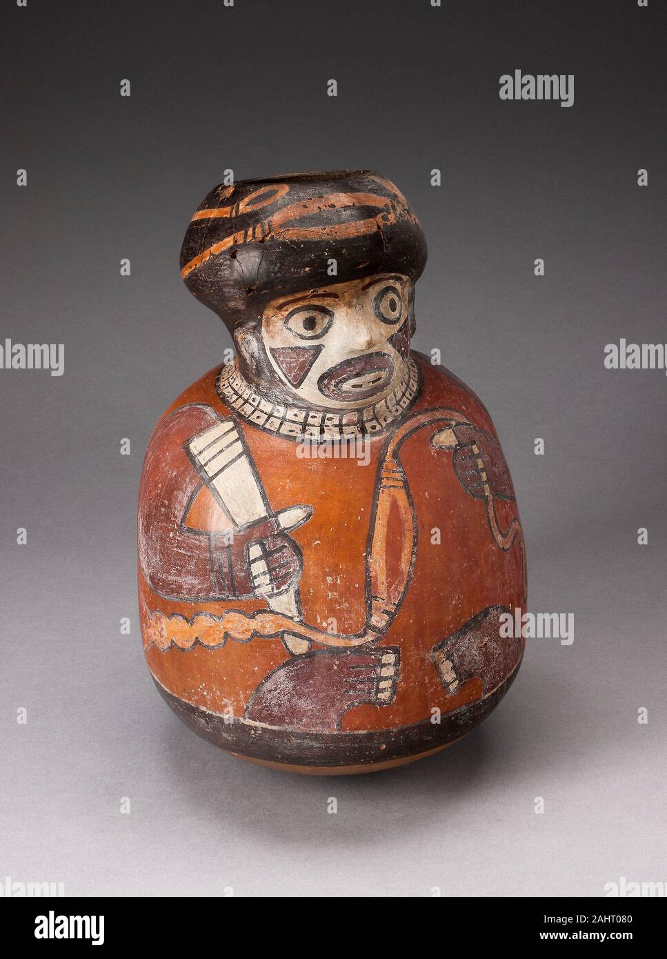 Nazca. Jar en la forma de un guerrero sosteniendo una eslinga y Club. 180  BC-AD 500. Perú. Y pigmentos cerámicos Fotografía de stock - Alamy