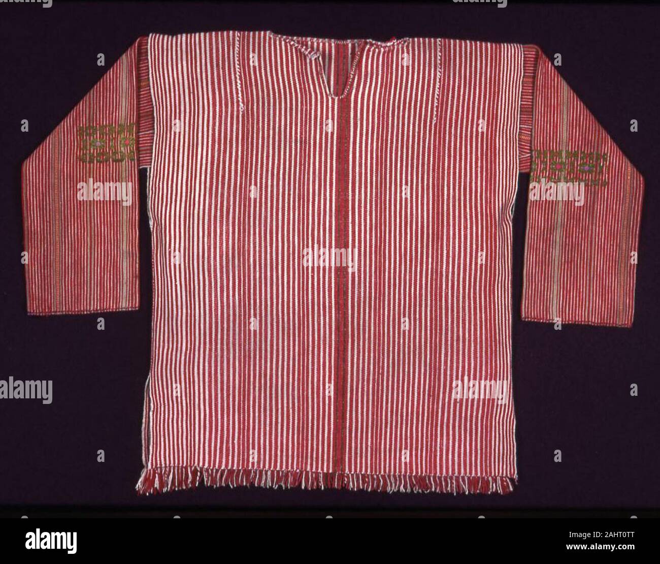 Maya. Camiseta (camisa). 1850-1900. Guatemala. Algodón; urdimbre-enfrenta ligamento en bandas formadas por emparejado urdimbre y mangas con decoraciones embroiderd Fotografía stock - Alamy