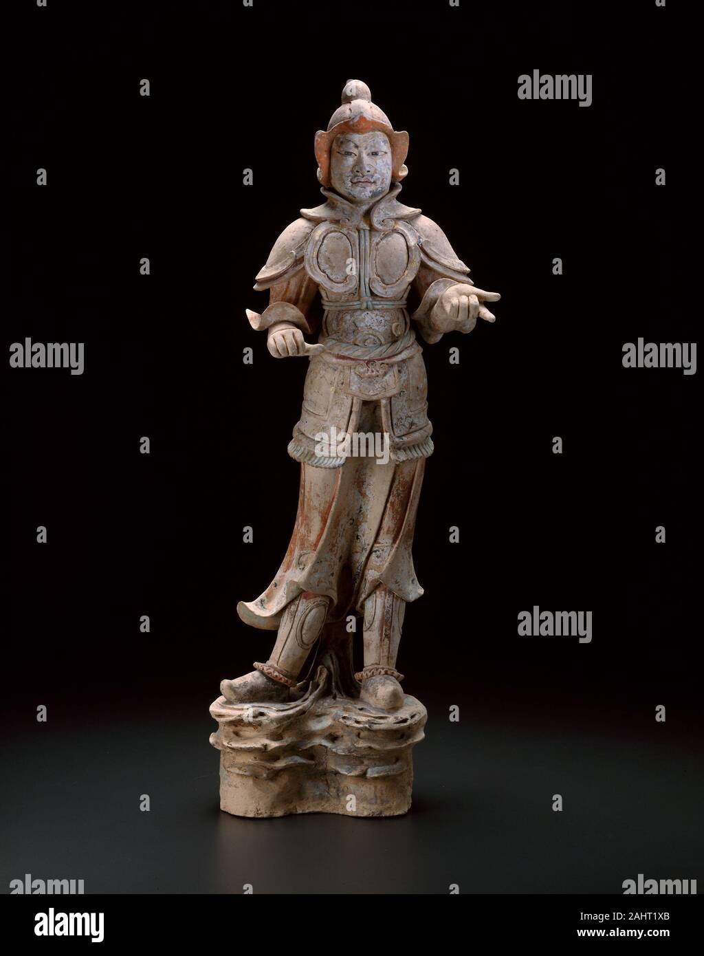 Guardián acorazado tumba (figura). 675 AD-725 AD. China. Buff loza con  policromía y dorado figuras cerámicas hechas para el entierro en las tumbas  de los príncipes y funcionarios evocan vívidamente los aspectos
