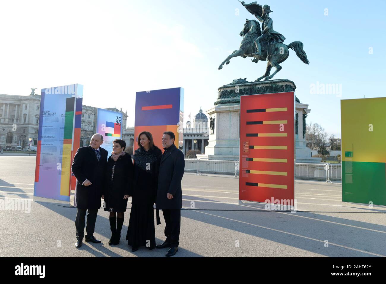 Viena, Austria. 01st de enero de 2020. Con motivo de la adhesión de Austria a la Unión Europea hace 25 años, el 1 de enero de 1995, el Parlamento nos cuenta este importante hito en la historia austriaca contemporánea en una instalación artística en la Plaza de los Héroes de Viena. El 1 de enero de 2020 a las 10,30 horas, se llevará a cabo una sesión conjunta de película y fotos entre el Presidente del Consejo Nacional, (1st de L) Wolfgang Sobotka, y el Presidente de Sabor Croata, (4th de L) Gordan Jandroković. Crédito: Franz Perc / Alamy Live News Foto de stock