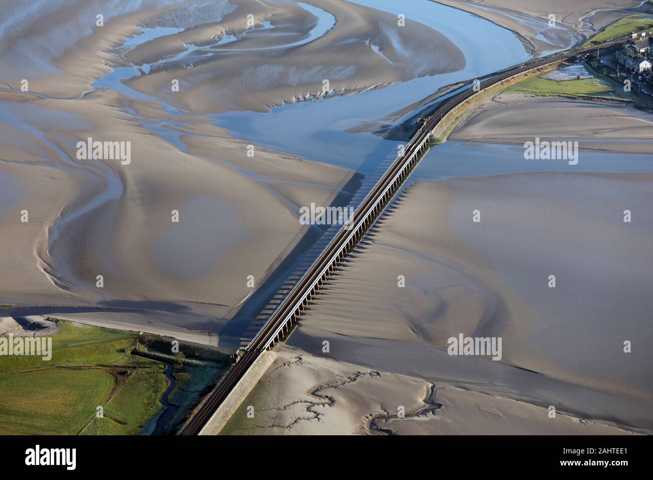 Vista aérea del viaducto ferroviario sobre el río en el Estuario de Kent Arnside en Cumbria, Reino Unido Foto de stock