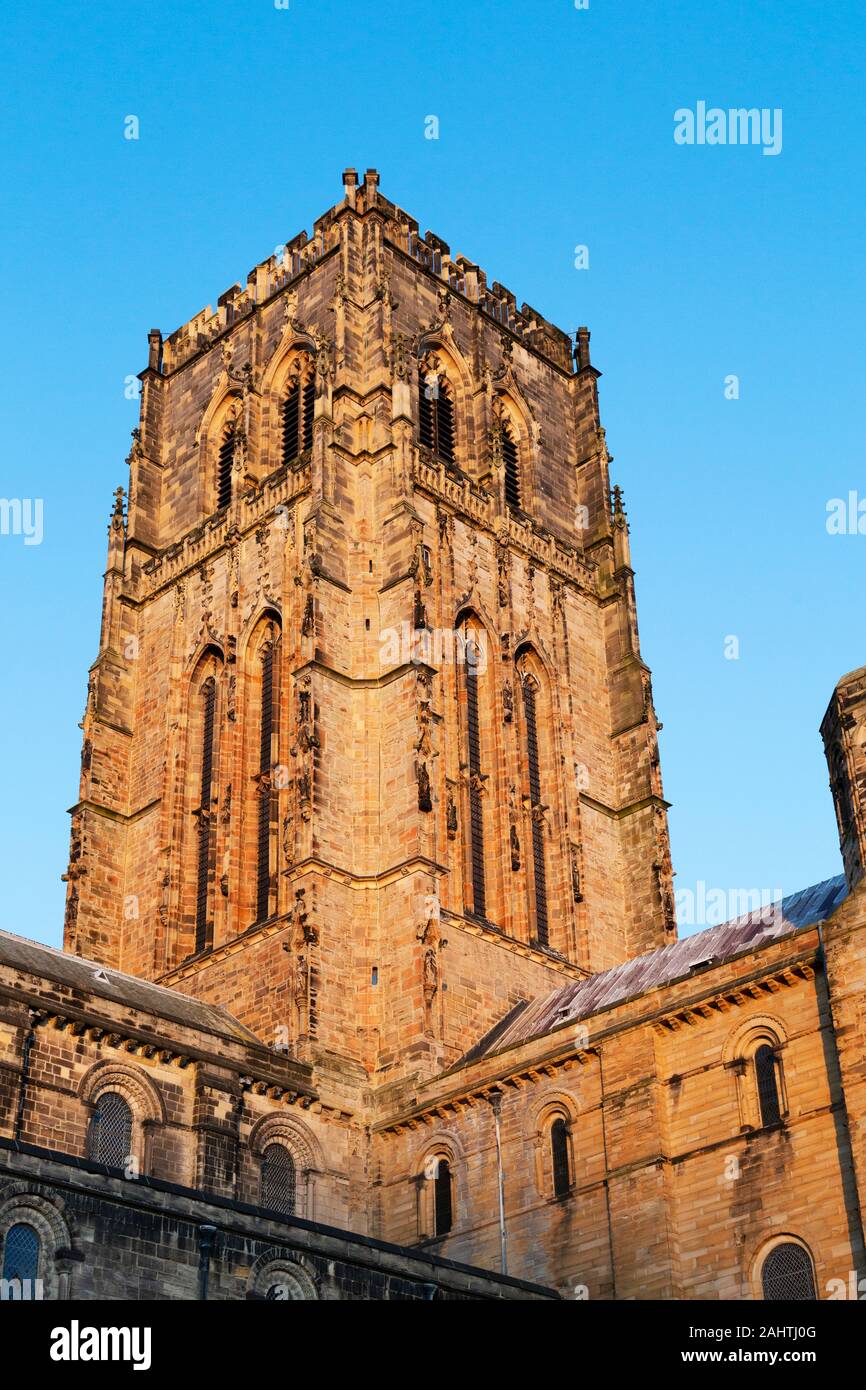 La torre de la catedral de Durham en la ciudad de Durham, Inglaterra. La torre puede ser escalado para las vistas de la ciudad y la región circundante. Foto de stock