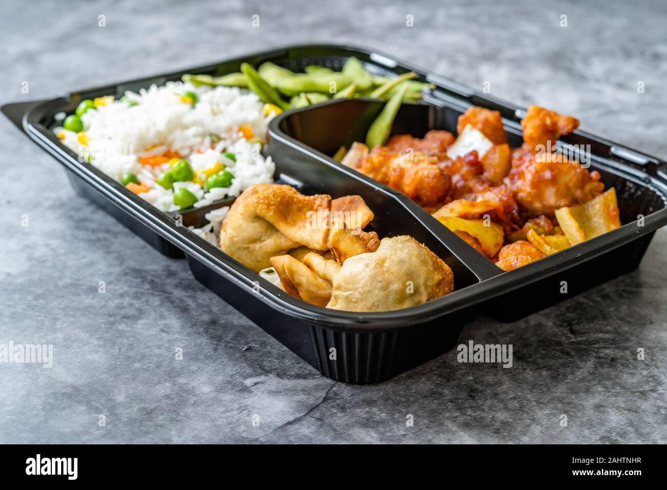 Comida China Para Llevar, En Un Contenedor Desechable Con Arroz Frito,  Pollo, Verduras Foto de archivo - Imagen de plato, almuerzo: 198981914