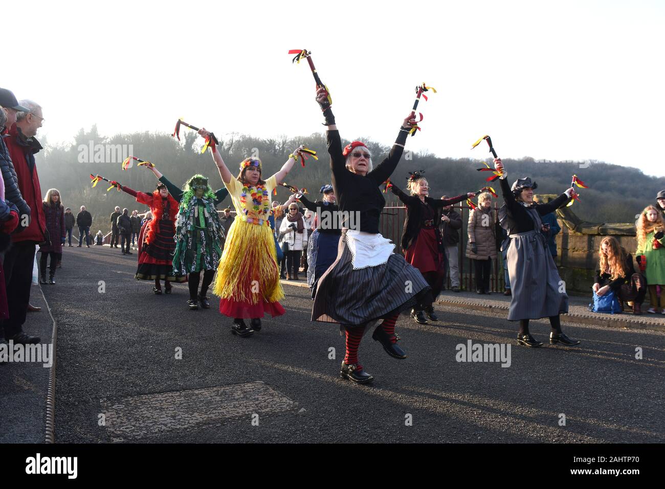 1 Ene 2020. Día de Año Nuevo, ver las multitudes Ironmen & Severn Gilders mundos bailando en el primer puente de hierro en Ironbridge, Shropshire. Crédito: David Bagnall/Alamy Live News Foto de stock