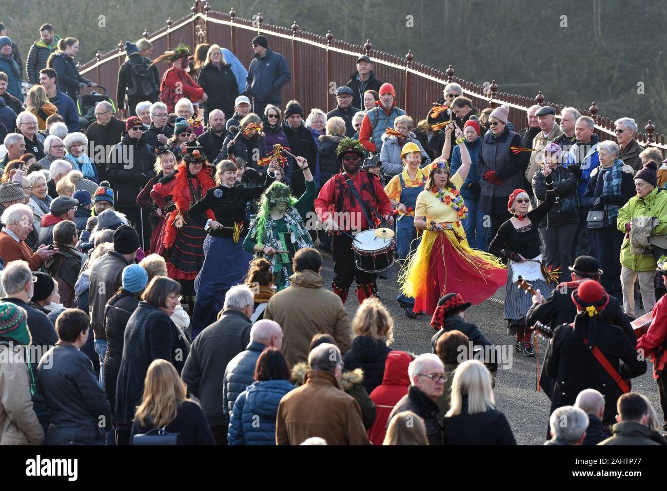 1 Ene 2020. Día de Año Nuevo, ver las multitudes Ironmen & Severn Gilders mundos bailando en el primer puente de hierro en Ironbridge, Shropshire. Crédito: David Bagnall/Alamy Live News Foto de stock