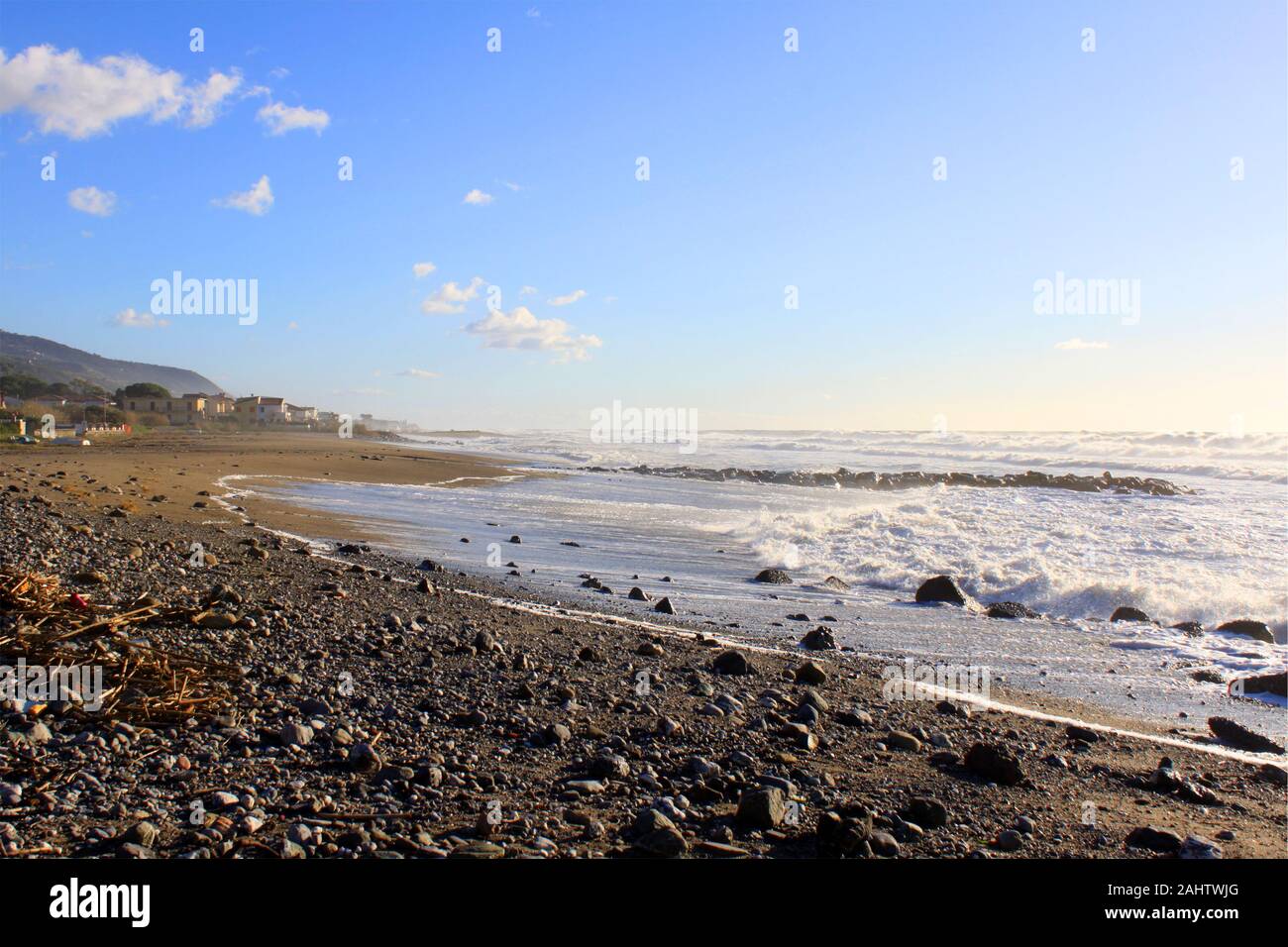 La orilla de la costa del mar del sur de Italia Foto de stock
