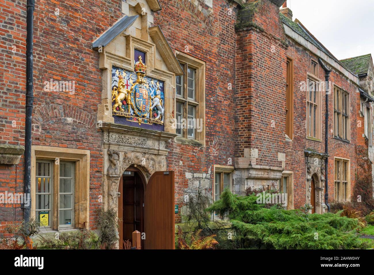 YORK ENGLAND VISTA DEL Kings Manor edificio de ladrillo rojo y el