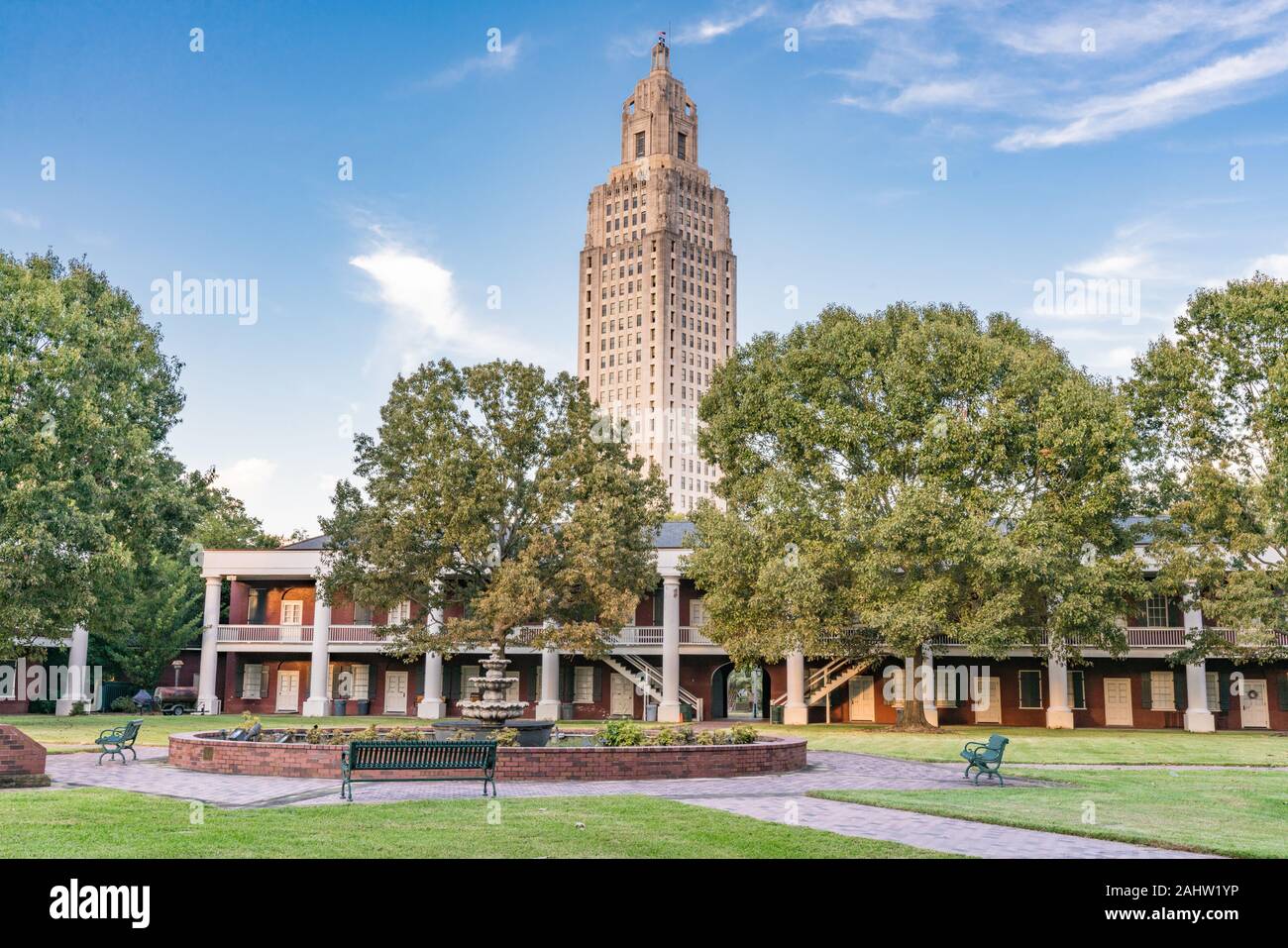 El edificio del Capitolio de Louisiana, desde las instalaciones del histórico Cuartel del Pentágono en Baton Rouge. Foto de stock