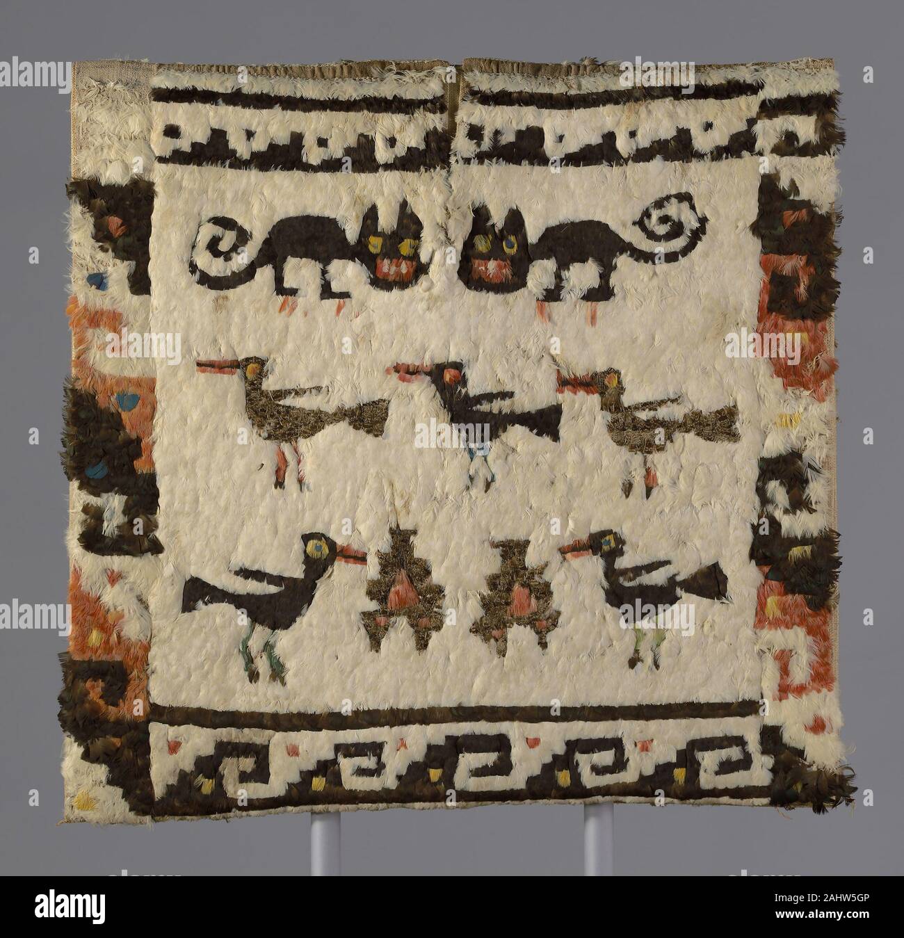 Chimú. Túnica con plumas. 1470-1532. Perú. El algodón, de ligamento tafetán; adornados con plumas nudosas y acoplado con algodón en overcast puntadas uno de los más extraordinarios trabajos en el Instituto de Arte de la colección de textiles arqueológicos, esta túnica con plumas fue creado por tejedores Chimú en el norte de Perú en 1470/1532. La rodilla-longitud sin mangas, la prenda se compone de una tela de algodón de tejido llano completamente oculta por miles de plumas de colores brillantes. Estos codiciados penachos fueron tomadas de guacamayos, loros, tucanes, Cotingas, tangaras y desde los bosques tropicales de América del Sur. Porque el Foto de stock