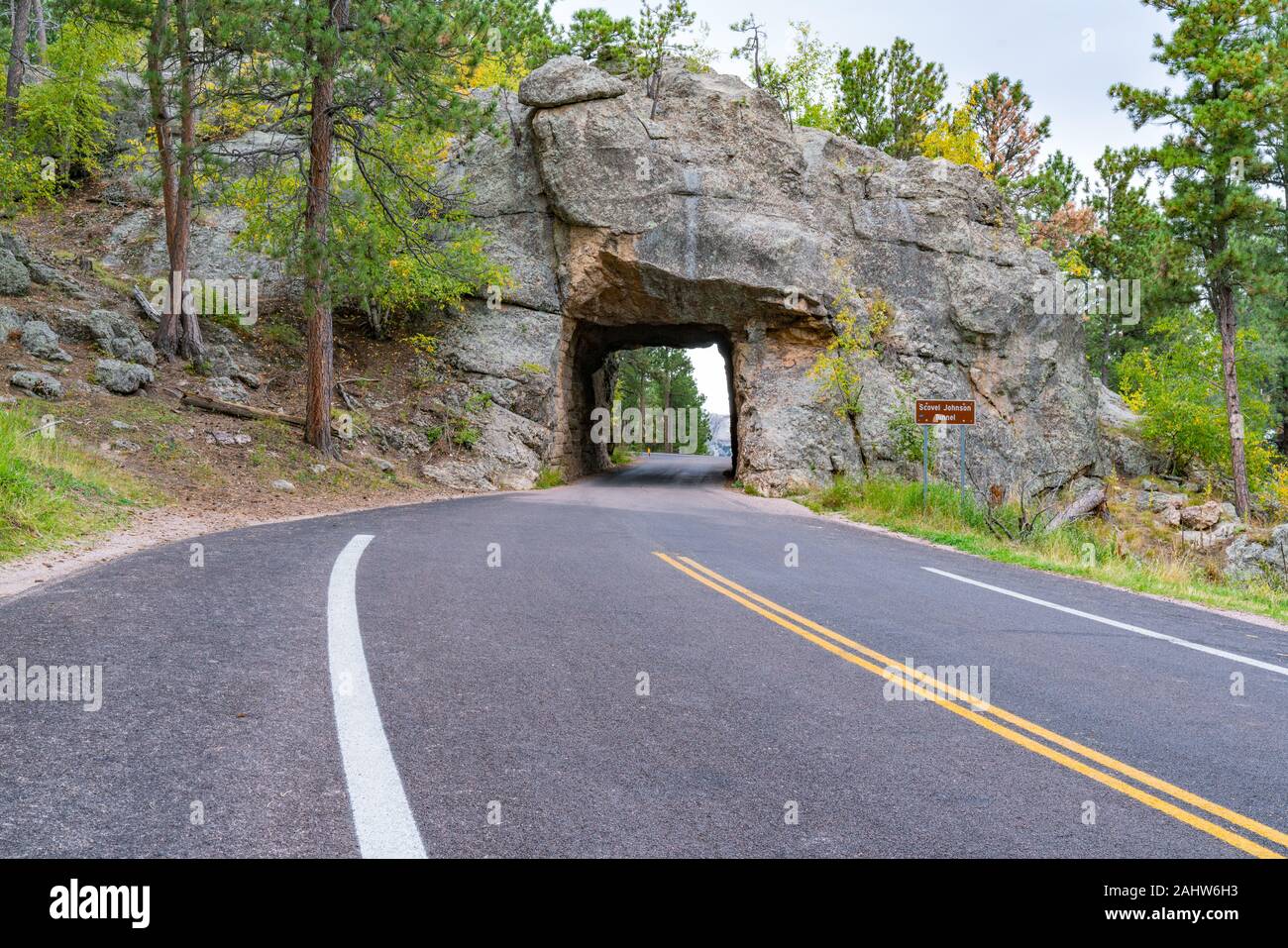 A lo largo de la autopista túnel agujas en las Colinas Negras de Dakota del Sur Foto de stock
