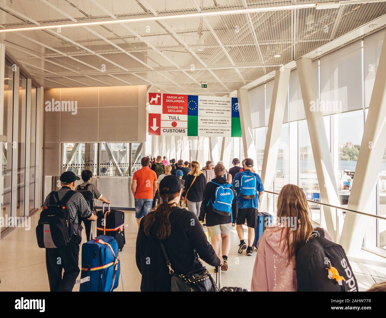 Estocolmo Suecia 06.20.2019 Editorial, la aduana en la terminal de barcos en Värtan con gente esperando para conseguir a través de Foto de stock