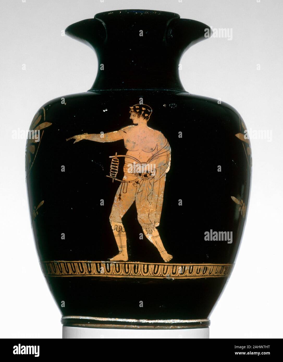 El griego antiguo. Oinochoe (pitcher). 440 BC. Atenas. terracota, decorada  en rojo-figura técnica por debajo del pico de vertido de este buque negro  brillante es una joven músico sosteniendo una lira de